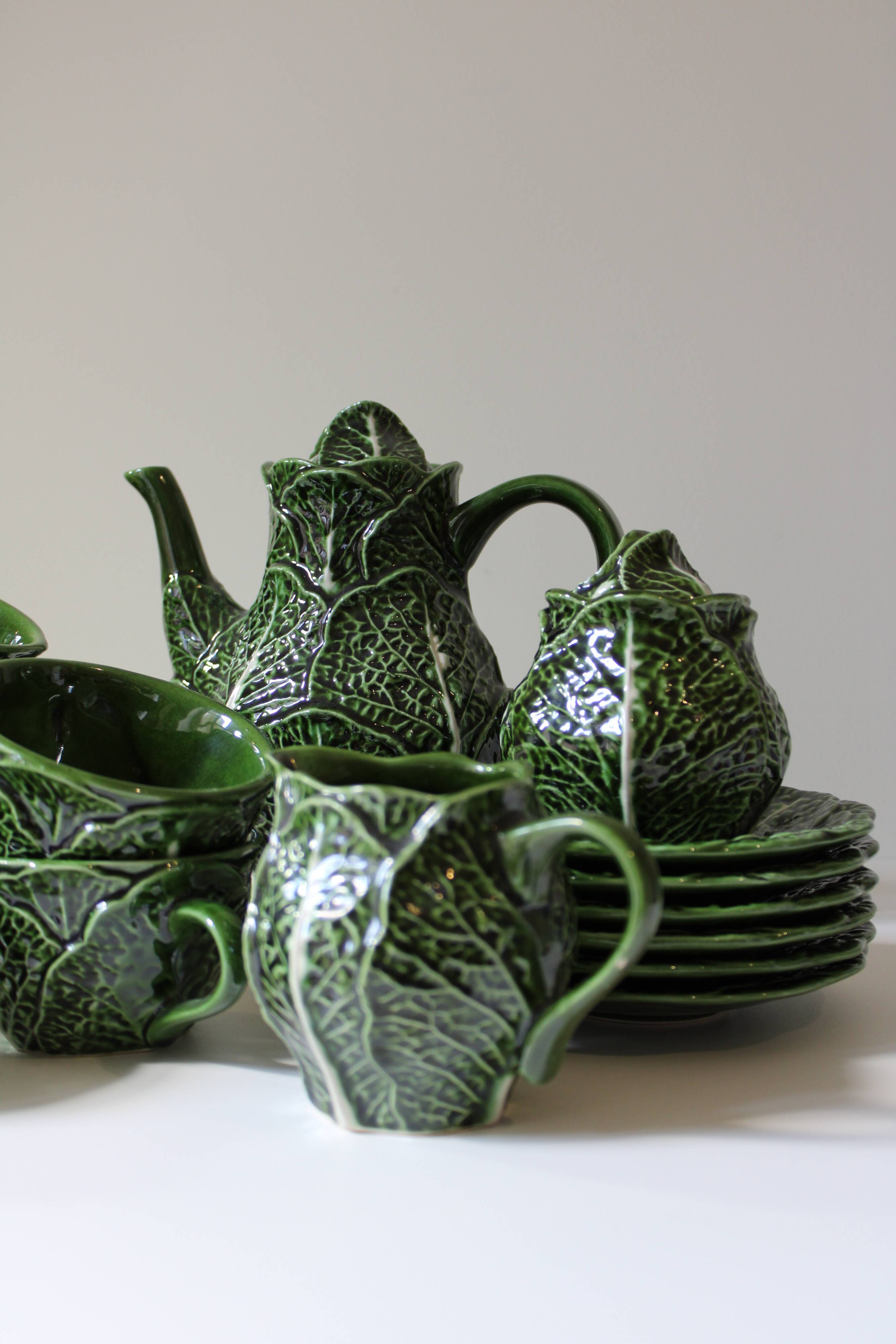 Service of cabbage cups barbotine Caldas da Rainha, Portugal