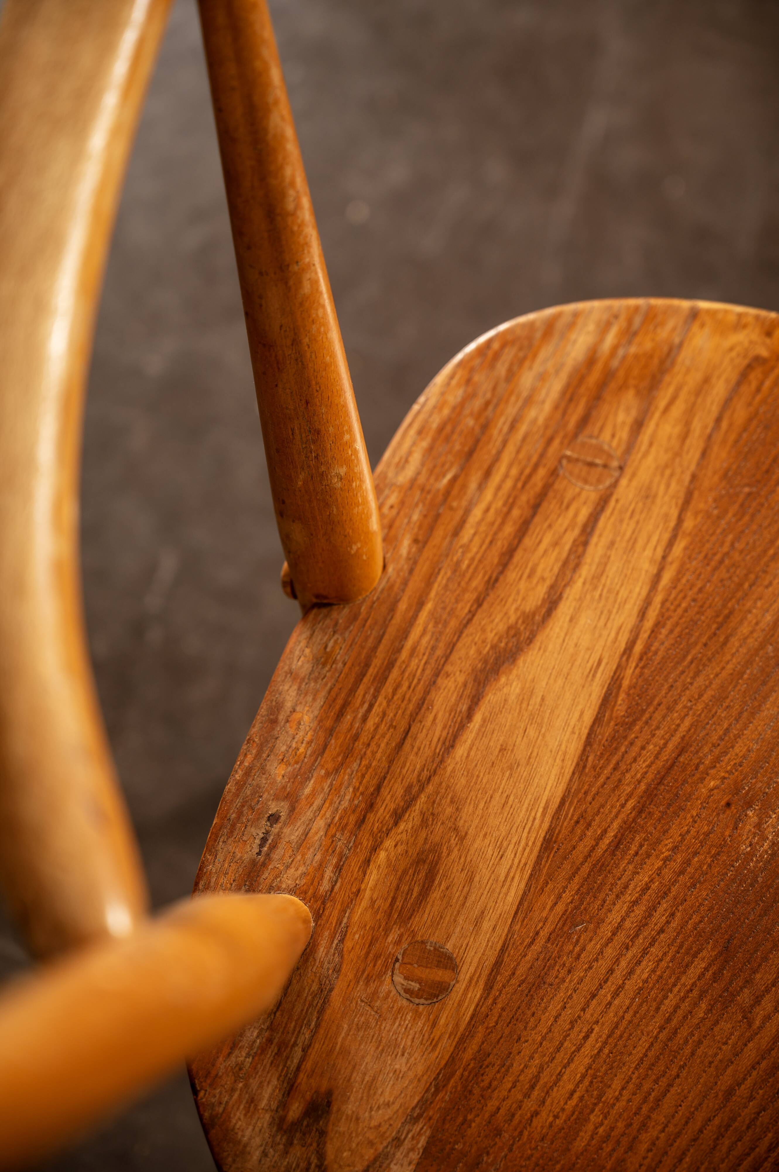 Set of 2 Windsor chairs with armrests.