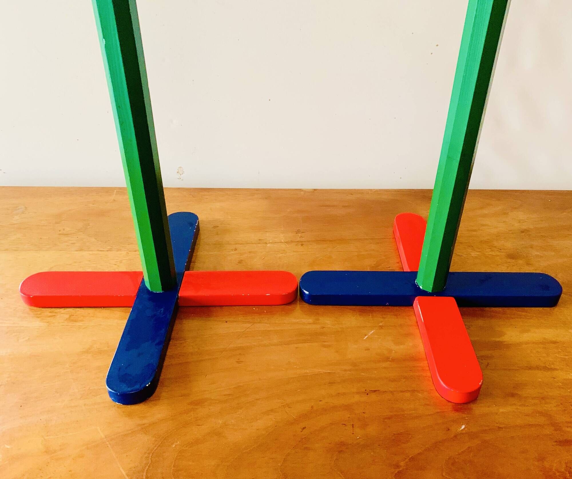 Paire de portemanteaux pour enfants vintage - forme de crayon