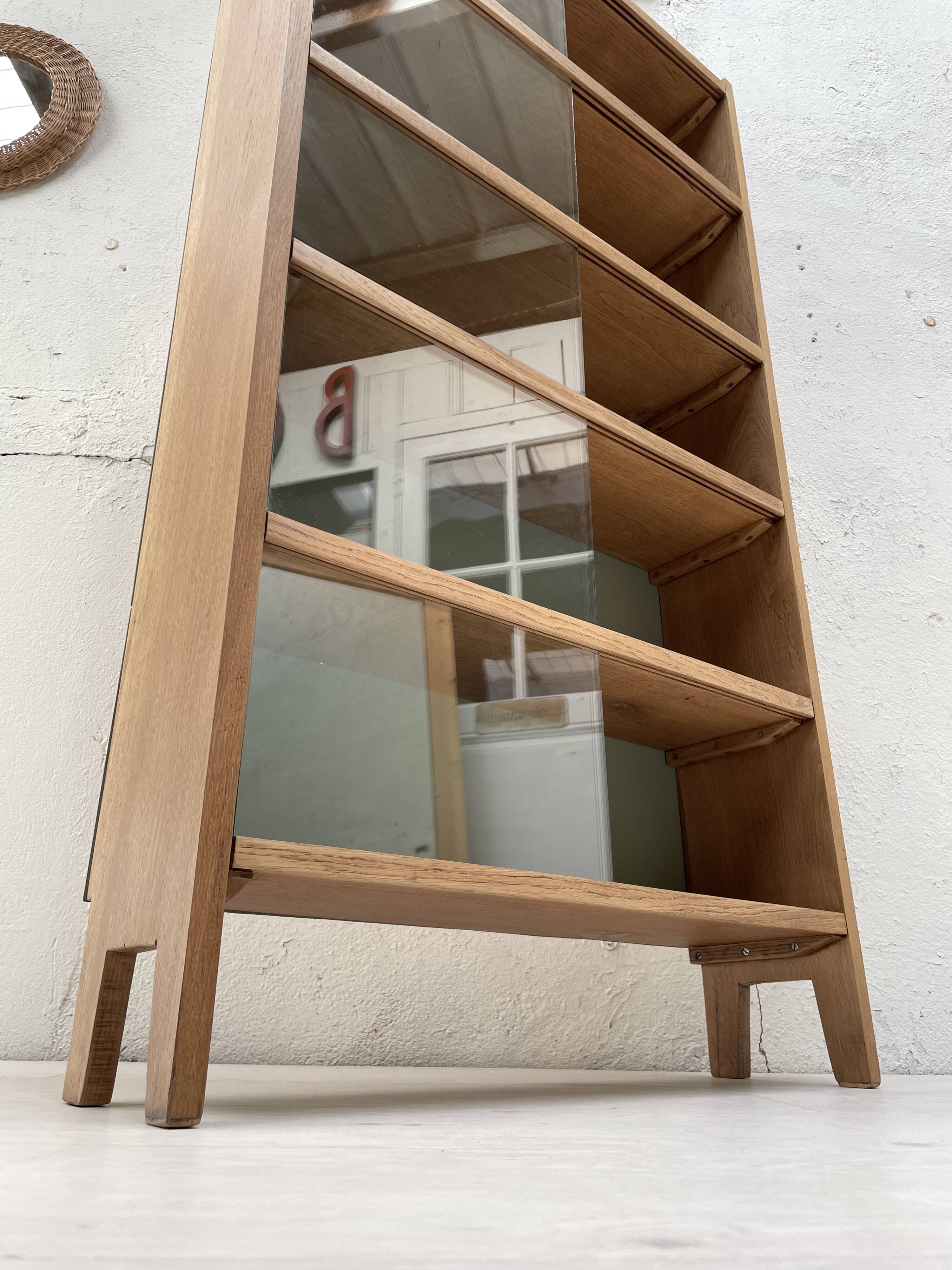 Vintage bookcase in solid oak.
