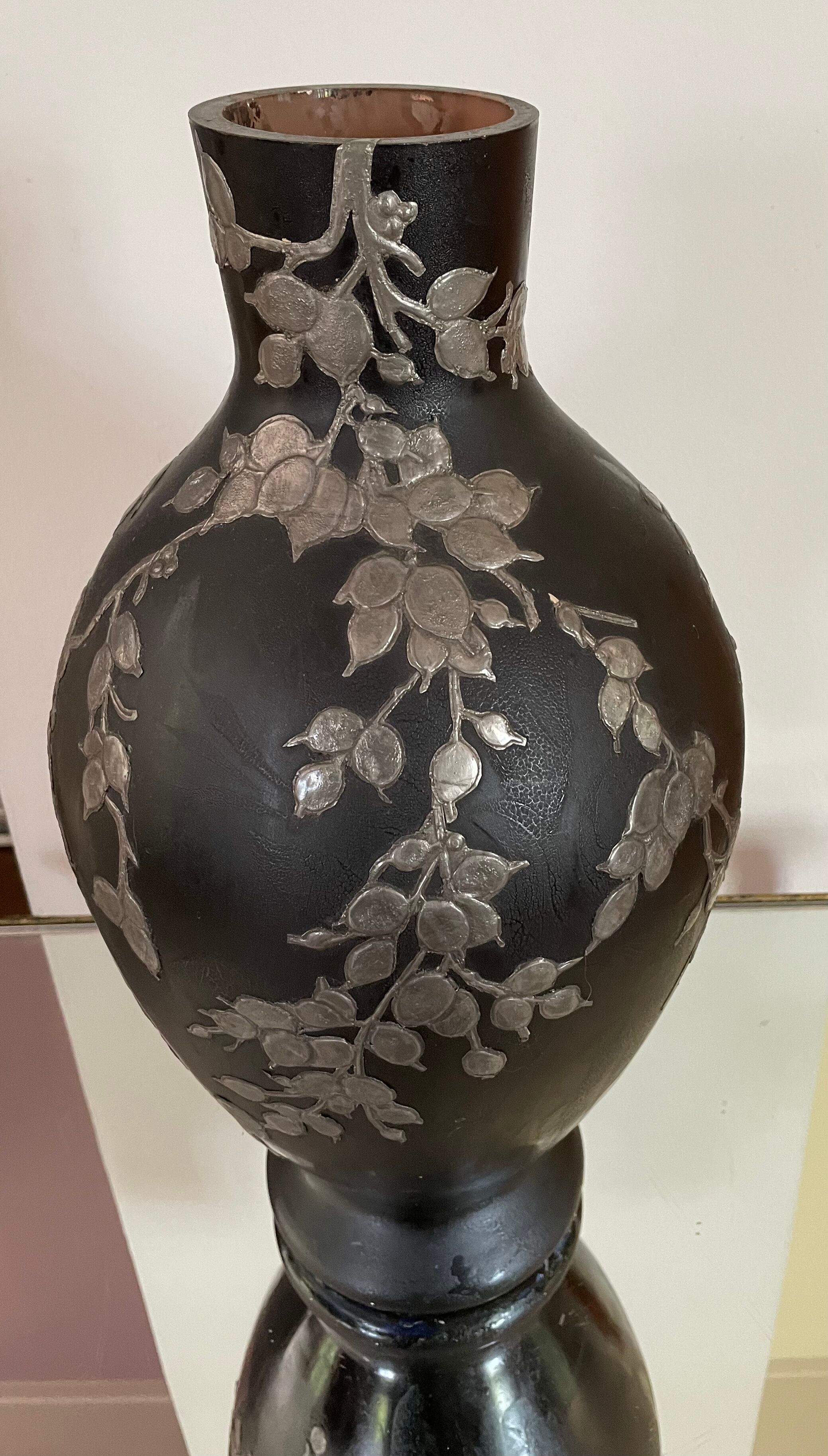 Vase vintage  en verre noir et étain