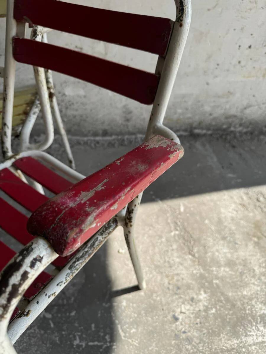 Vintage white metal and lacquered wood garden chairs from the 1970s — set of 3, multicoloured slats.