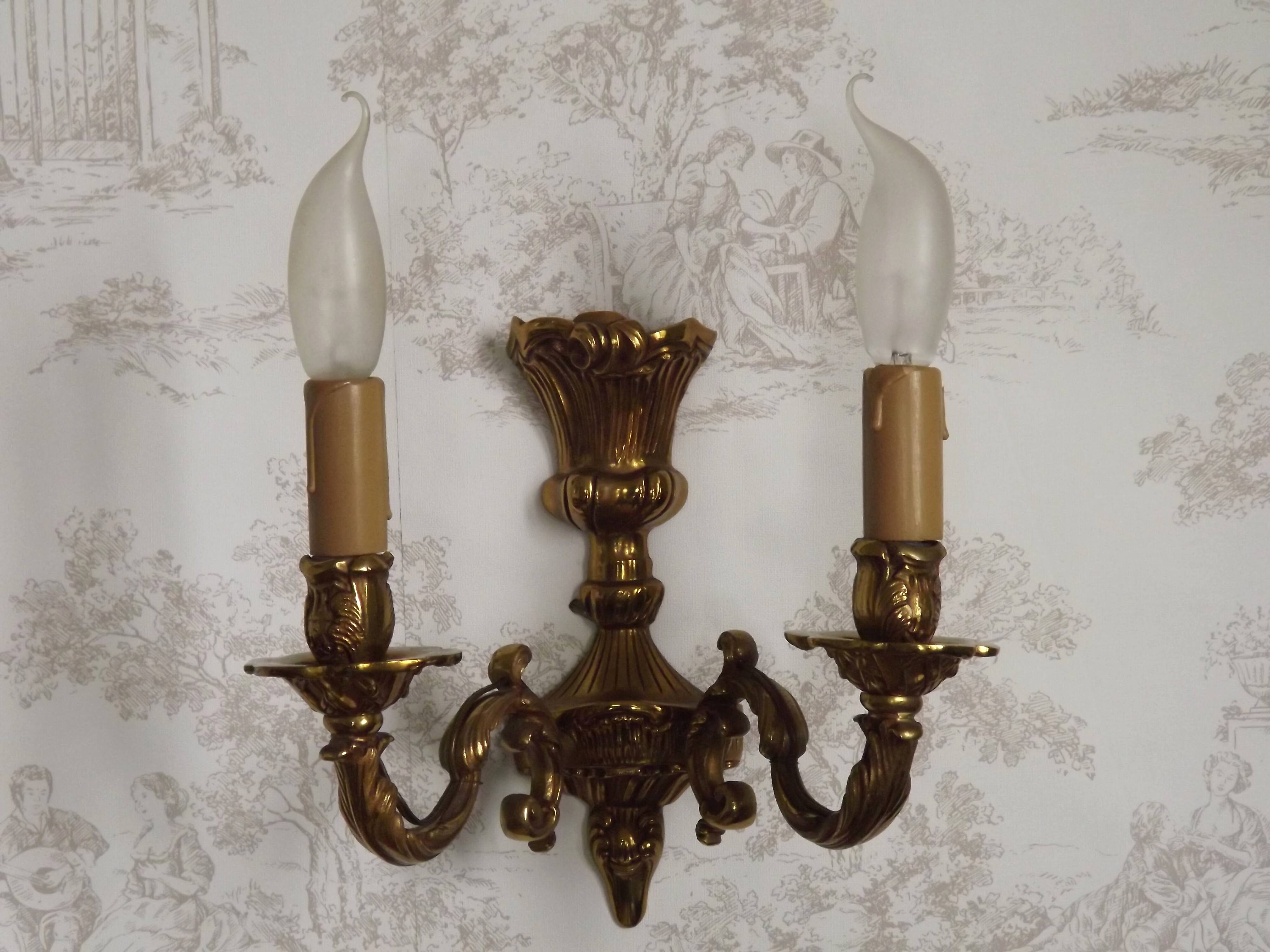 Pair of French baroque brass wall sconces with two branches, decorated with acanthus and wickerwork.