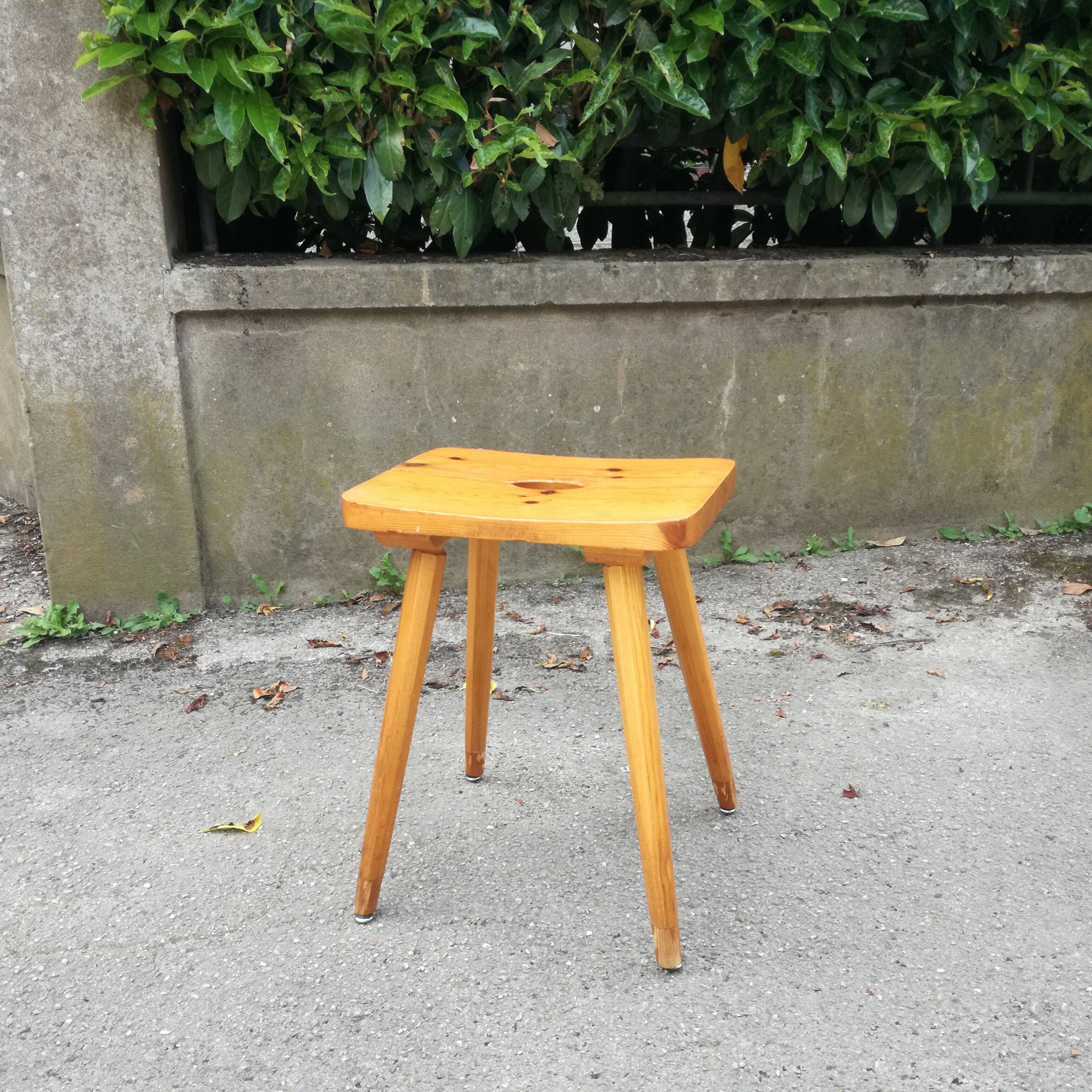 Light wood stool with pencil legs h51