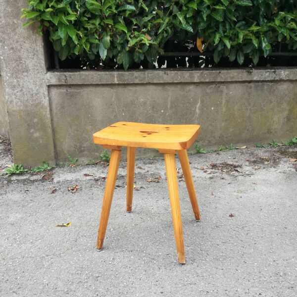 Tabouret bois clair à pieds crayon h51