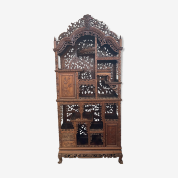 Cabinet sculpté de collectionneur chinois