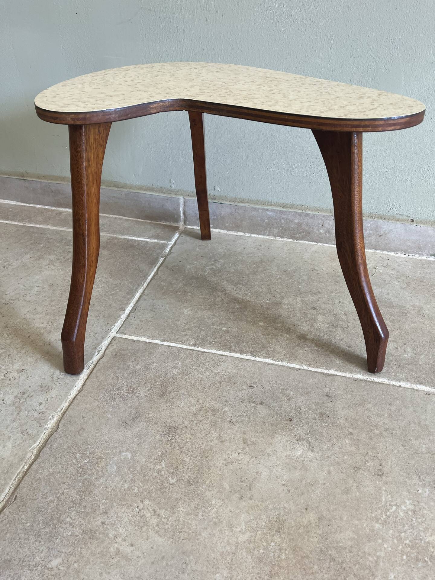 Small tripod side table in bean shape – 1950s/60s style