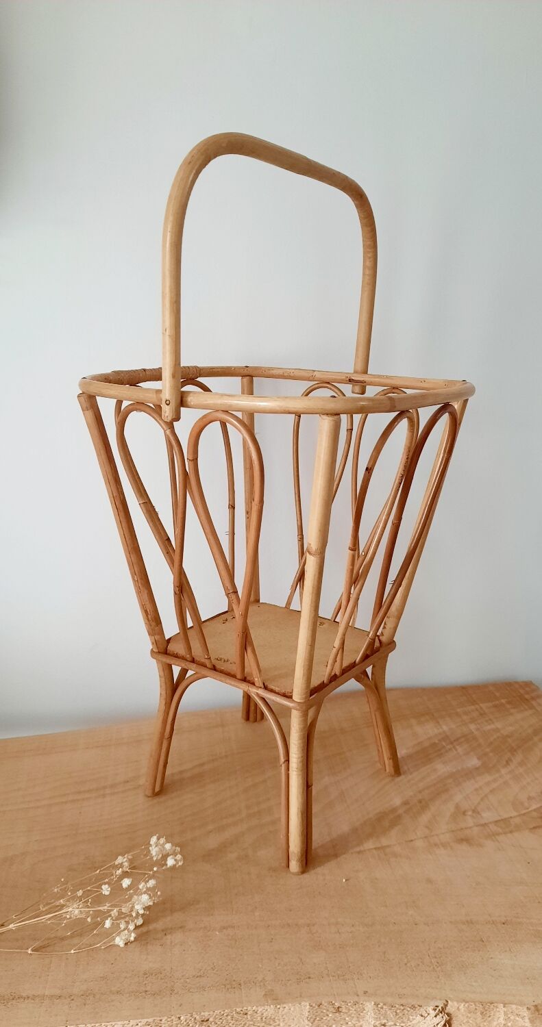 Rattan basket worker
