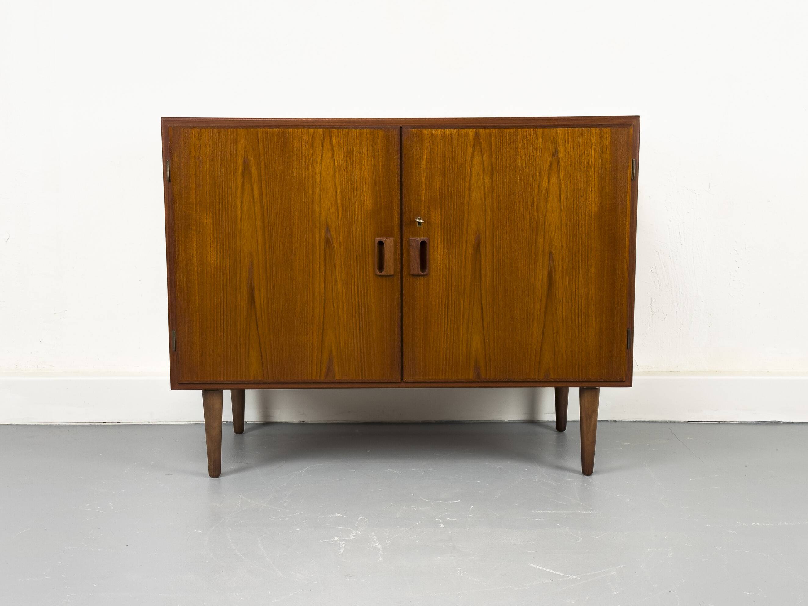 Buffet danois en teck par Børge Mogensen pour Søborg Møbelfabrik, années 1960.