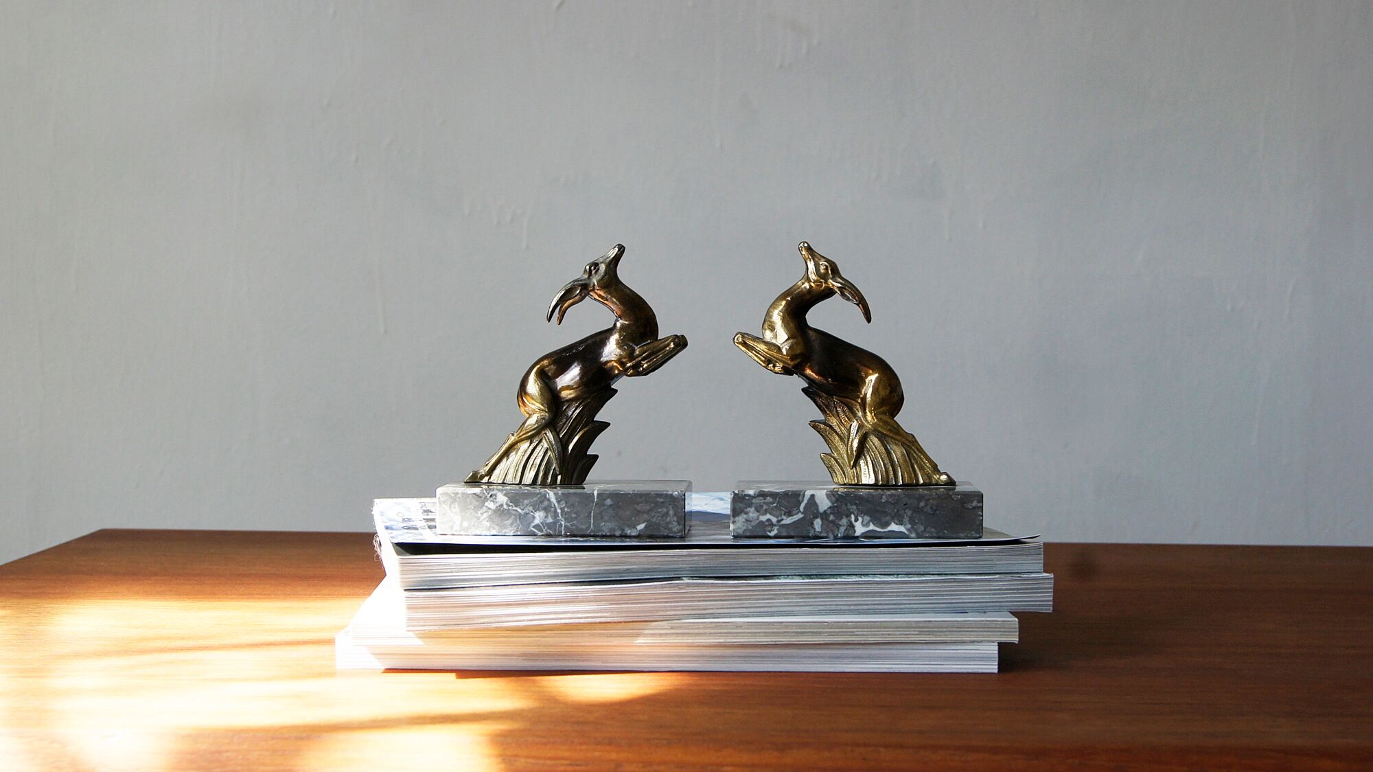 Serre-livres art déco antilope sur bases en marbre, france, années 1930, ensemble de 2