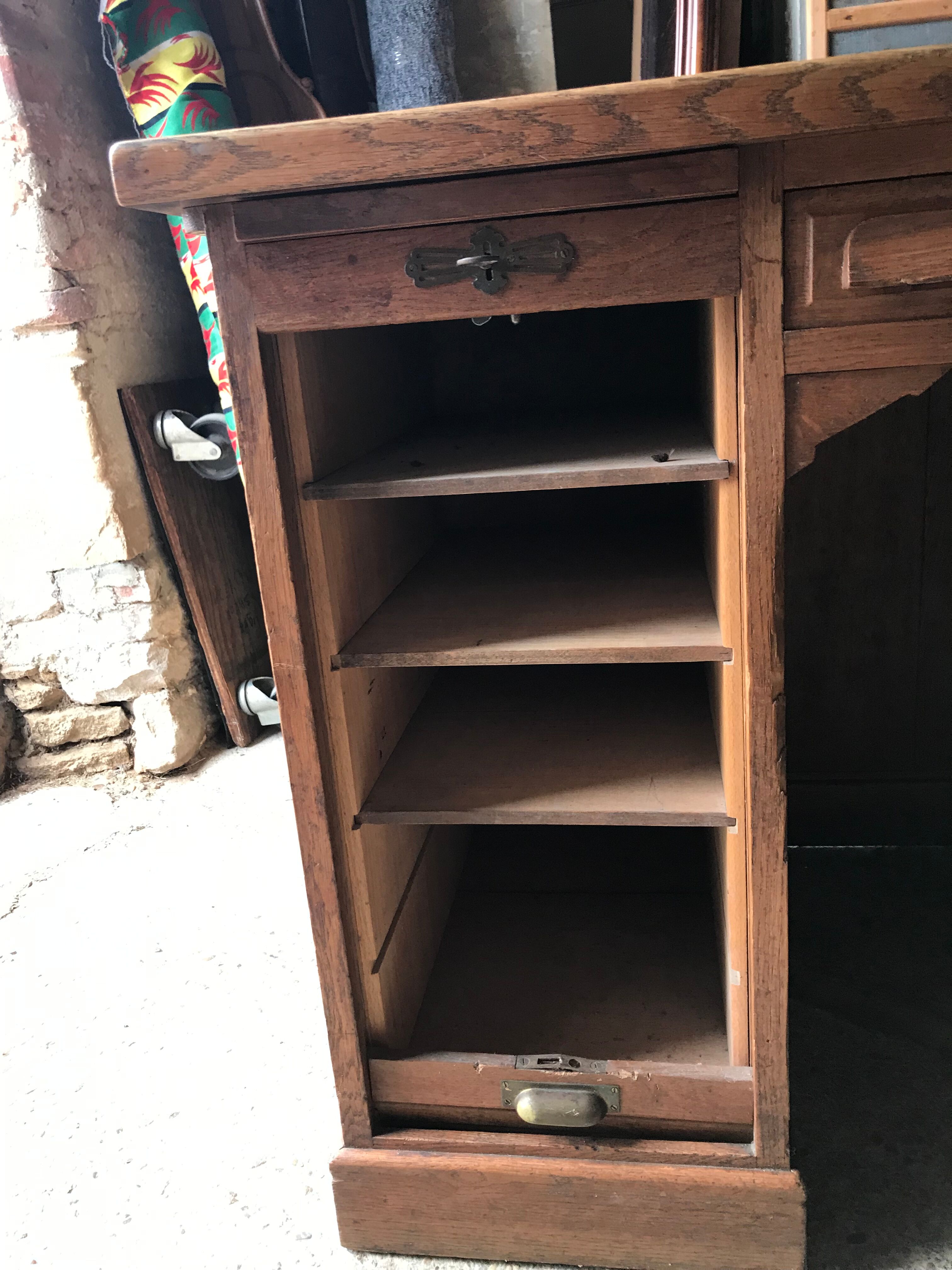 Desk administrative old oak to curtains