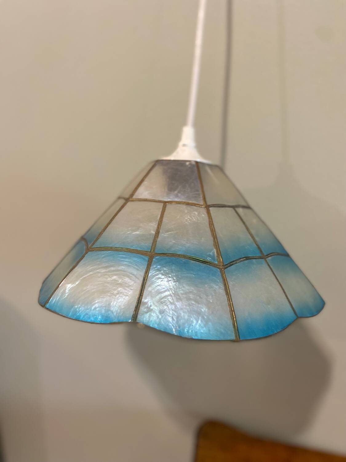 Blue mother-of-pearl suspension