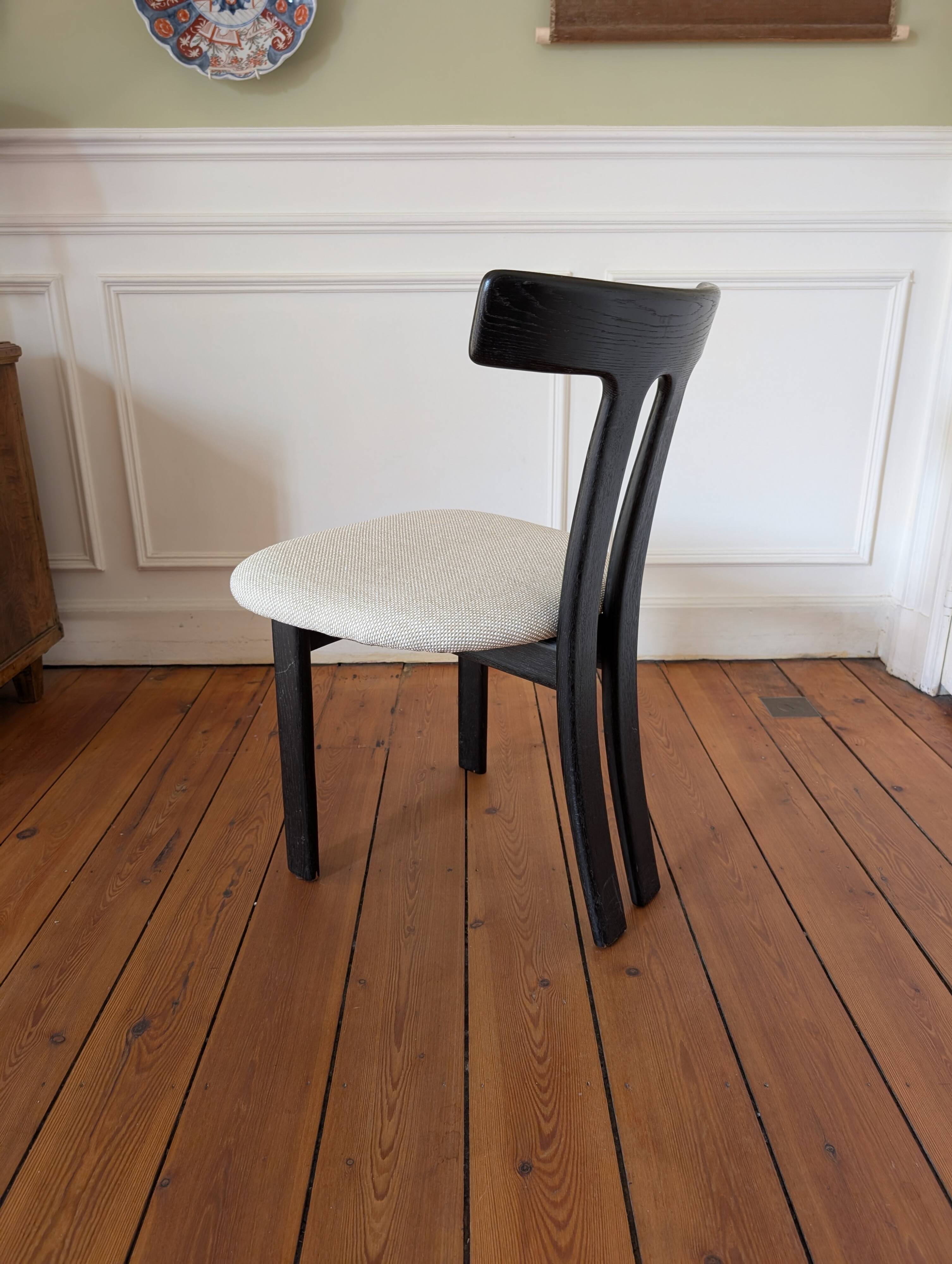 Set of 4 Oak "T-Shape" dining chairs