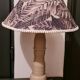 Lampe pied bois ébéniste couleur poivre abbat jour tissus jungle beige et noir