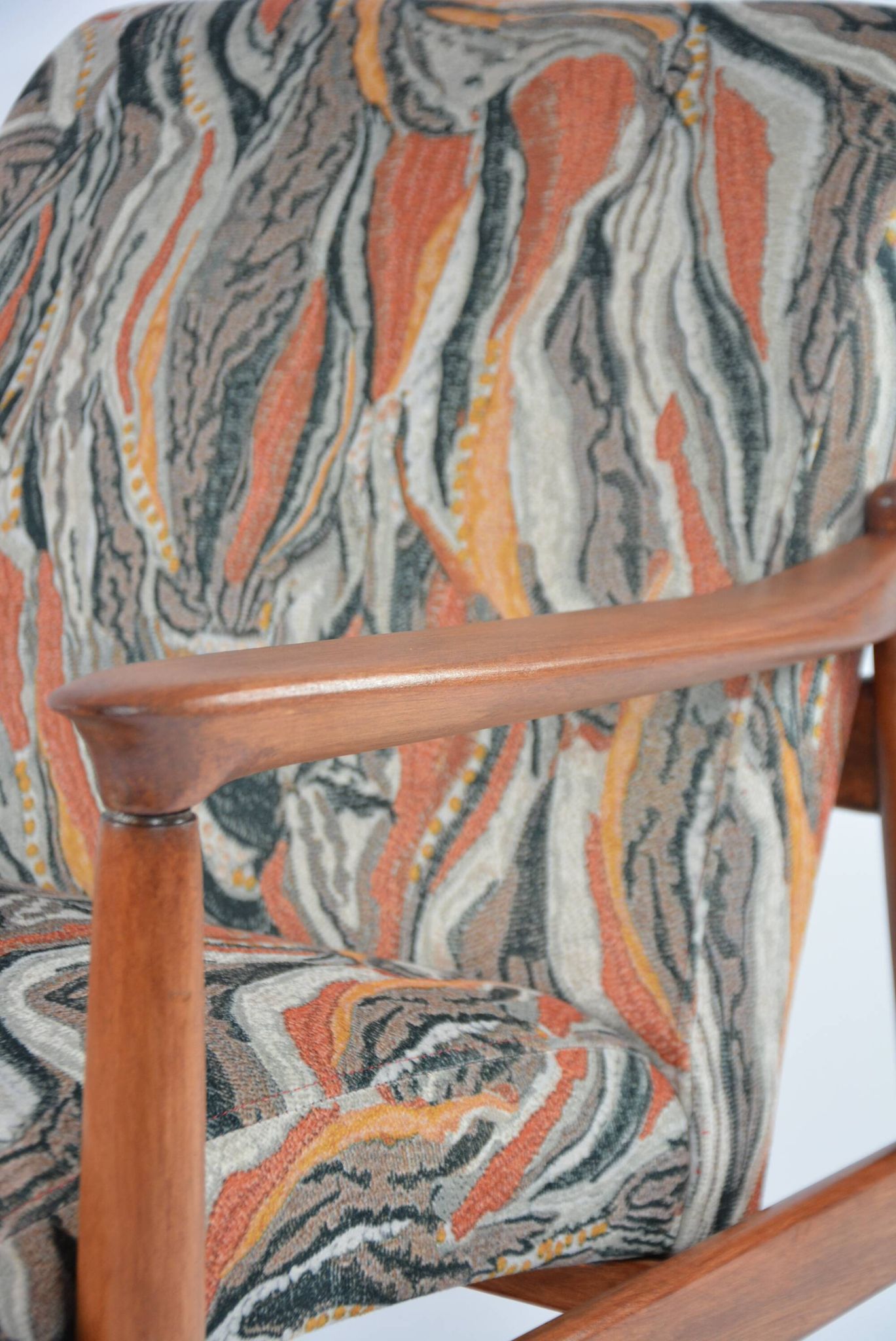 Fauteuil style scandinave à motifs terracotta