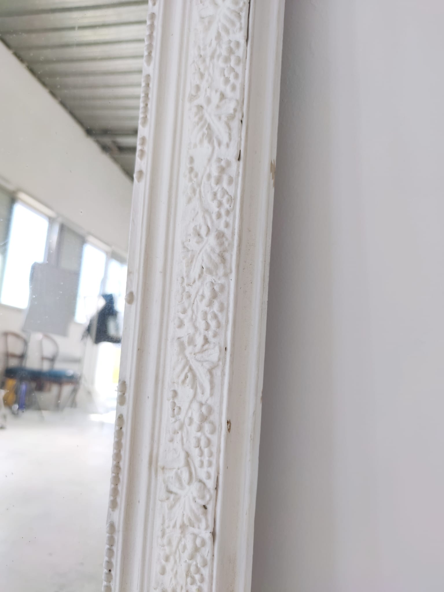 White lacquered wood mirror