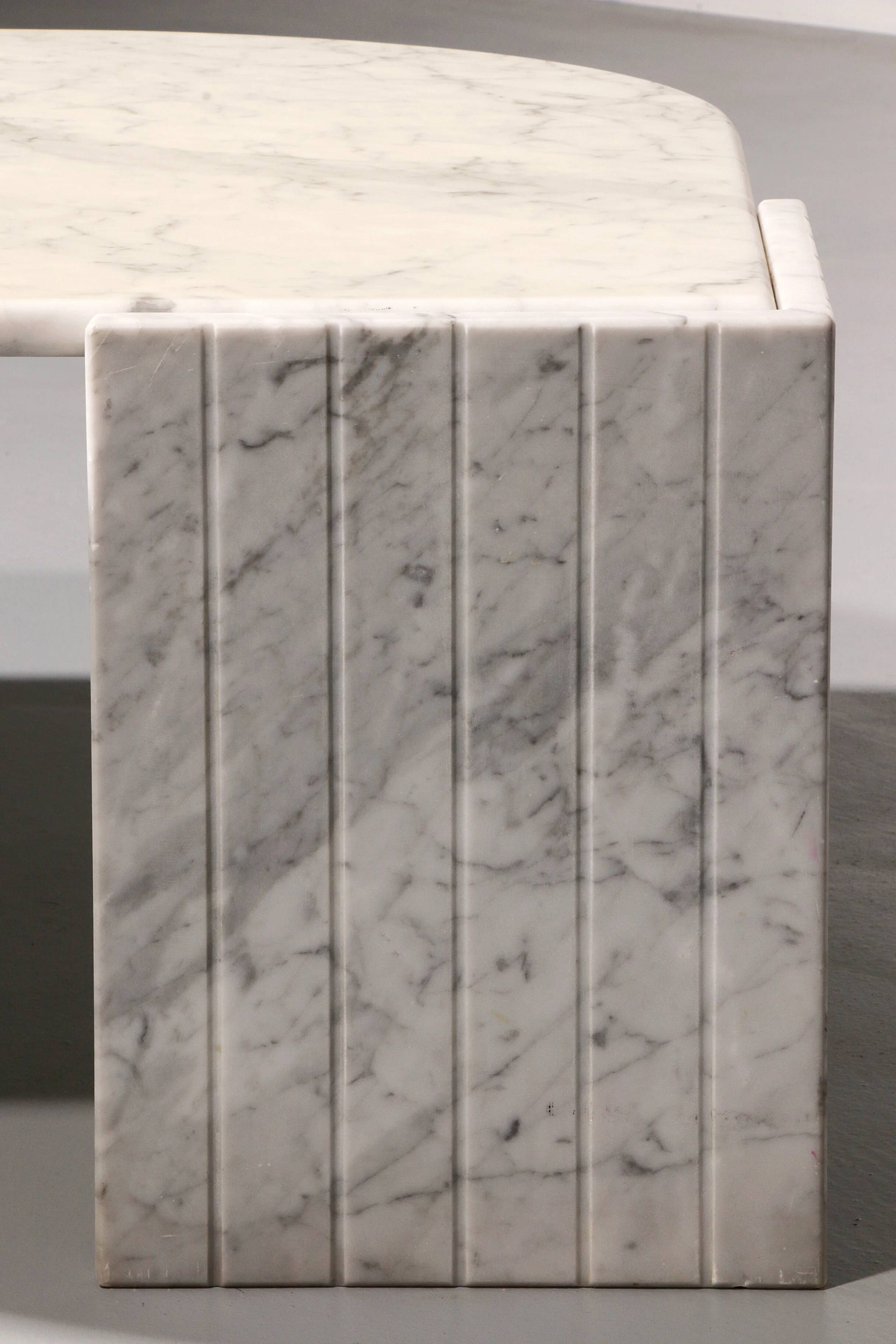 Table basse italienne en marbre en forme de larme, années 1980