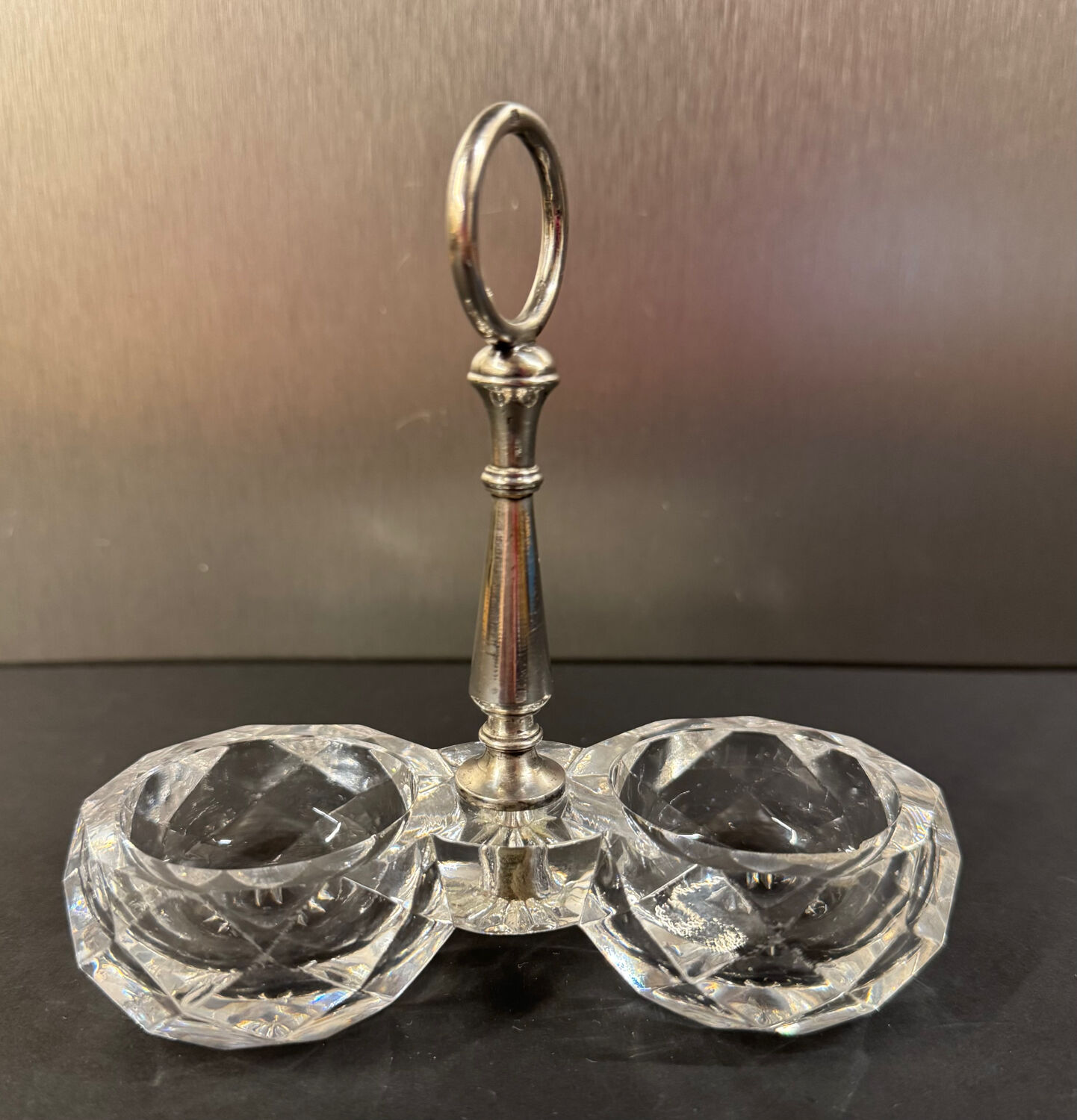 Salière double en cristal taillé signée Baccarat avec monture en métal