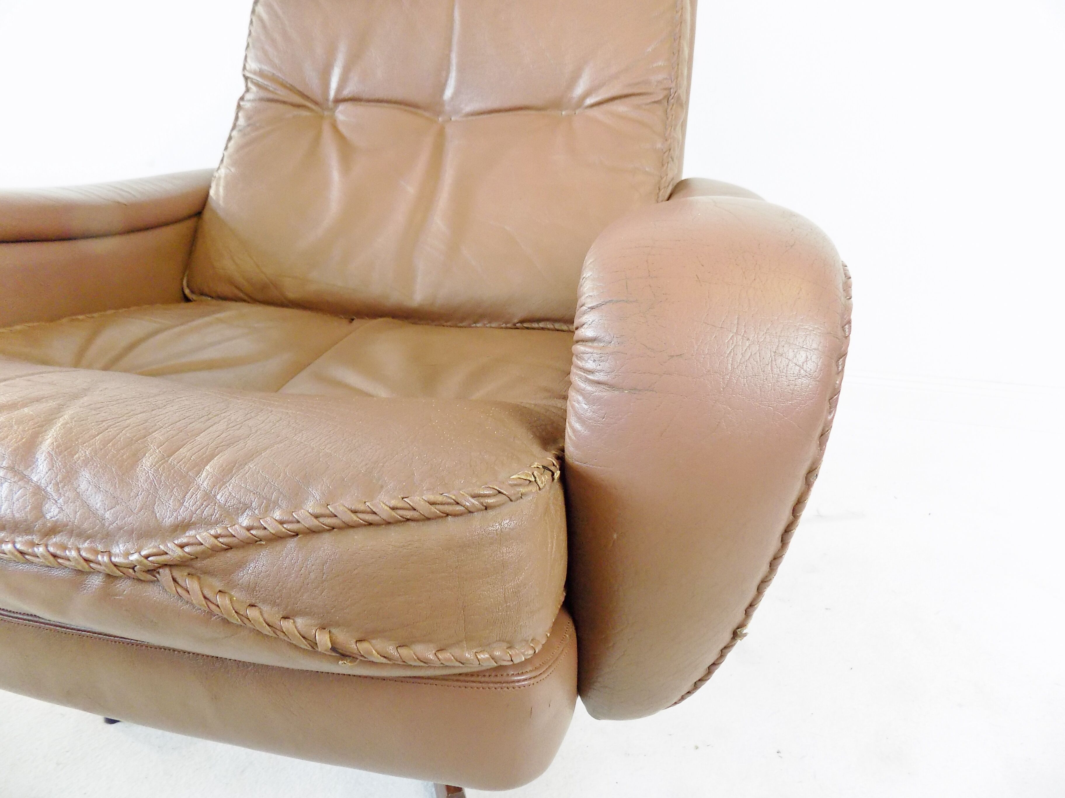 Fauteuil cuir avec pouf de Madsen & Schübel pour Bovenkamp