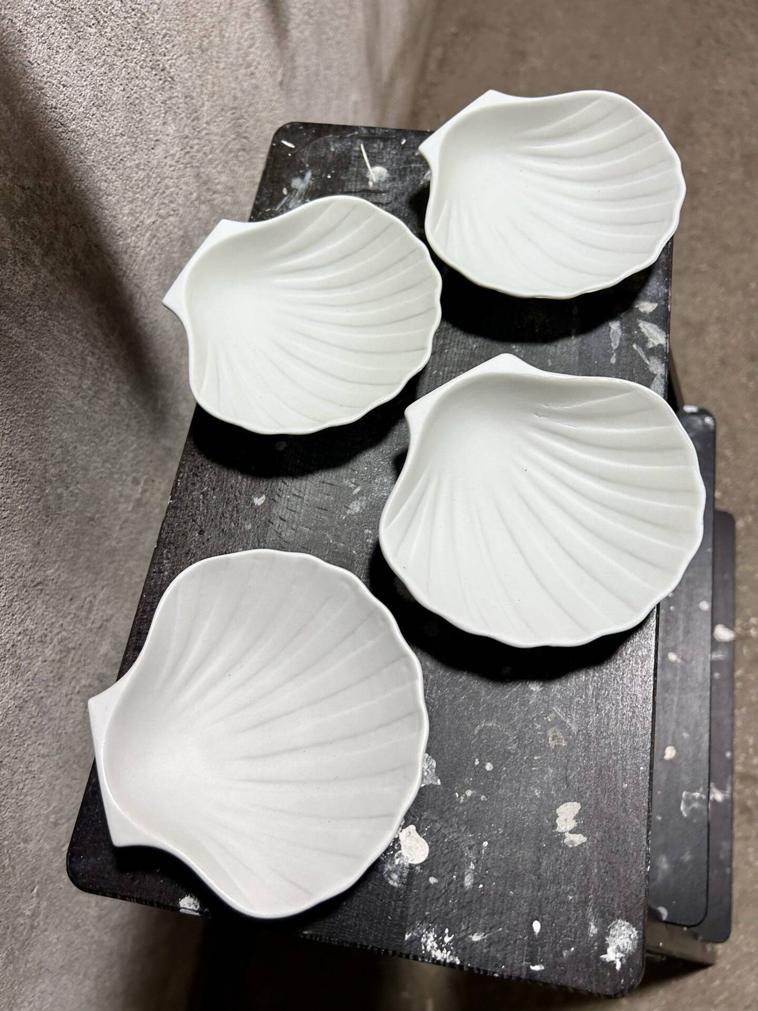 4 coquilles saint Jacques en faïence
