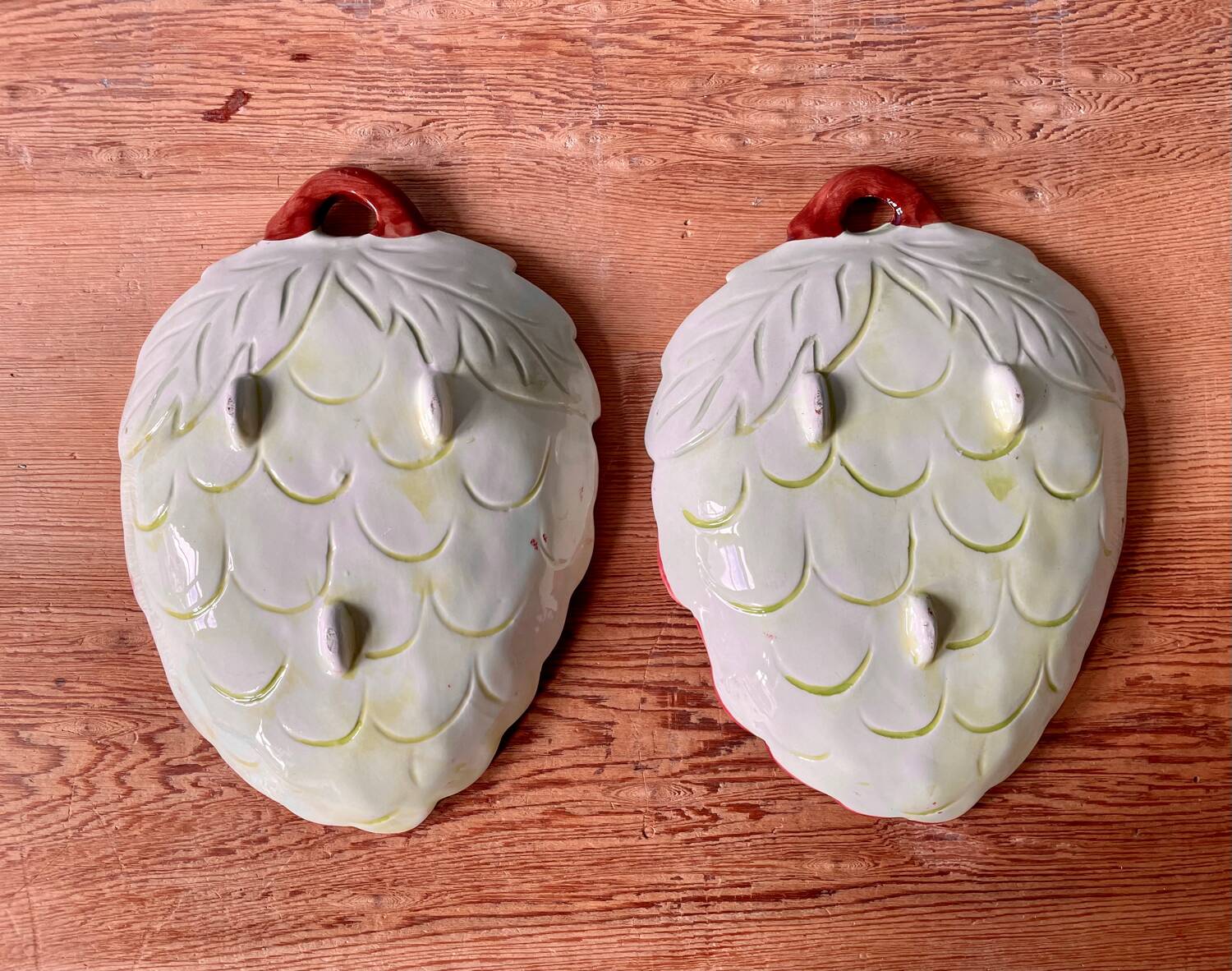Duo de petits plats, raviers ou vide poches en barbotine