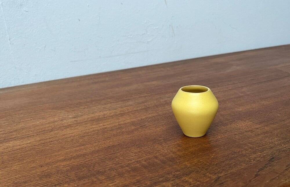 Small minimalist workshop pottery from mid-century in yellow by Bückeburg Keramik, 1960s.