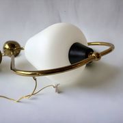Suspension moderniste en verre sablé blanc et laiton
