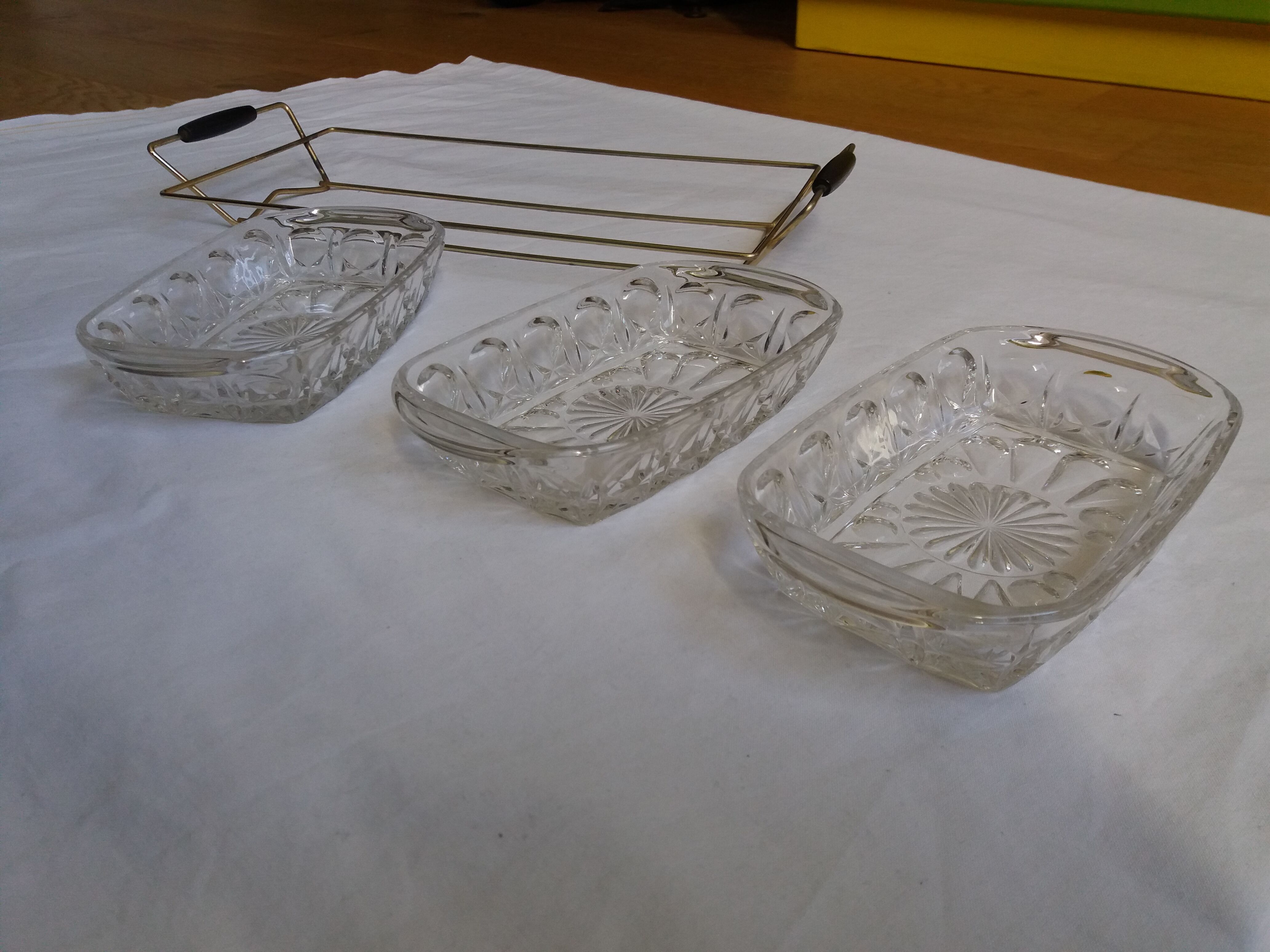 Aperitif serving tray with 3 glass ramekins