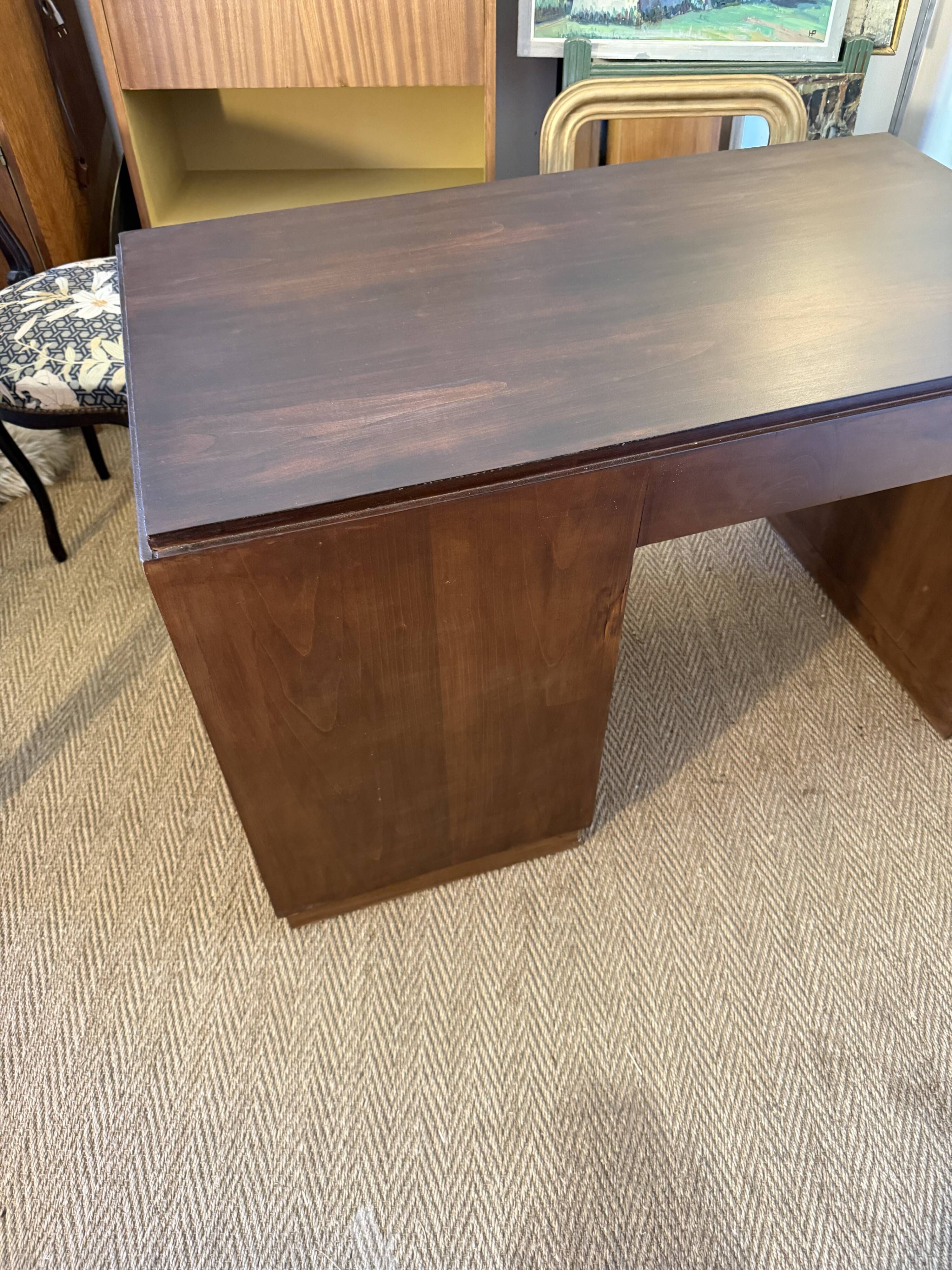 Art Deco desk in wood and walnut veneer.