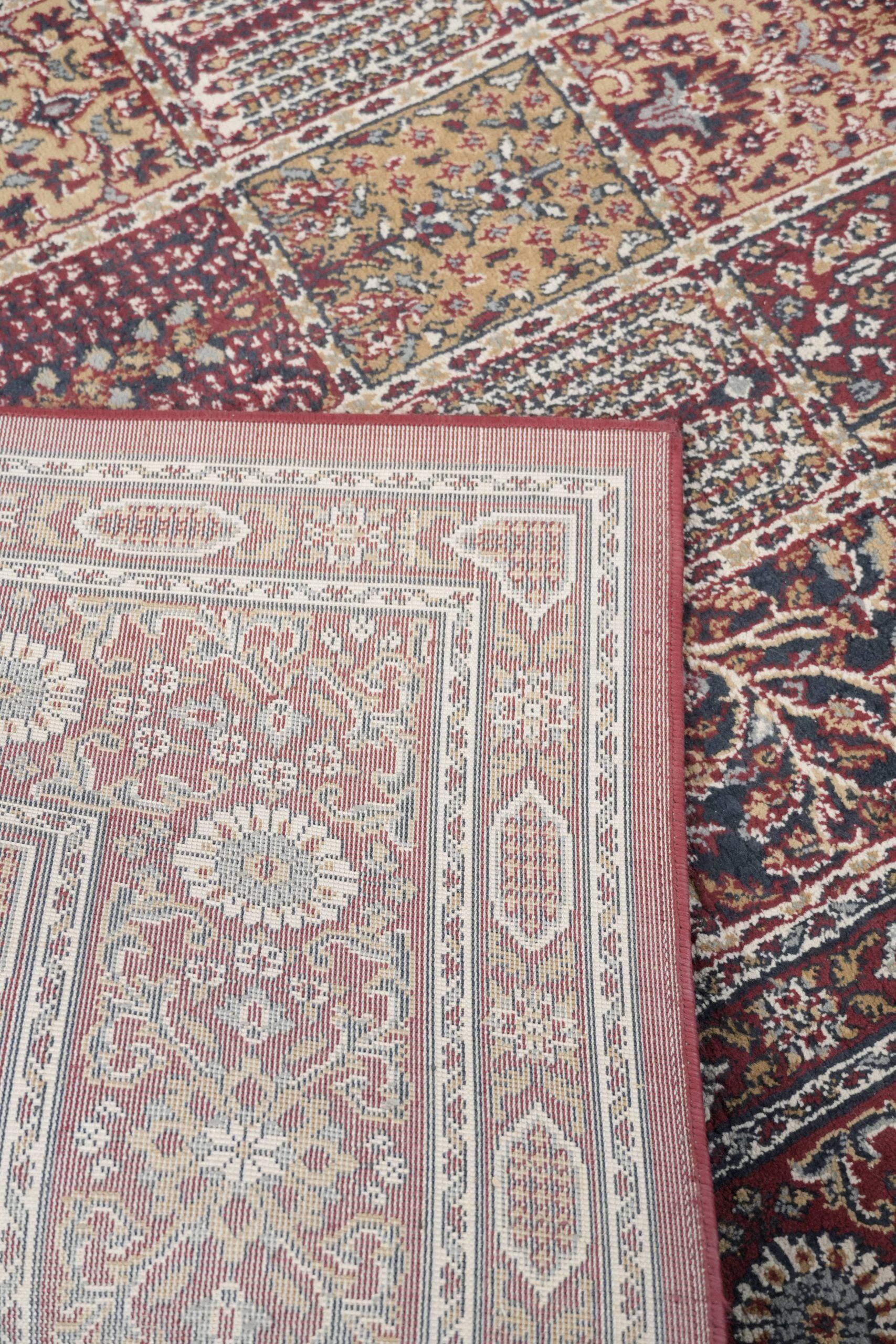 Beautiful rug/carpet with mainly red colours and nice patterns 230x170cm