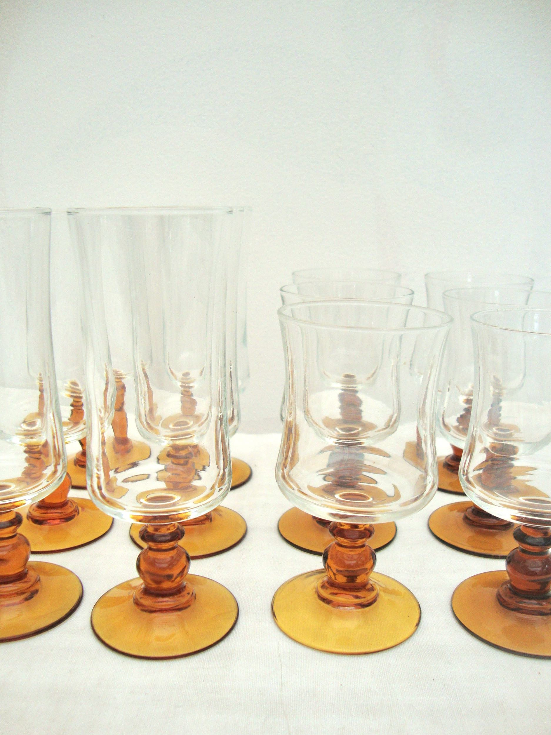Plateau with 6 wine glasses and 6 champagne flutes