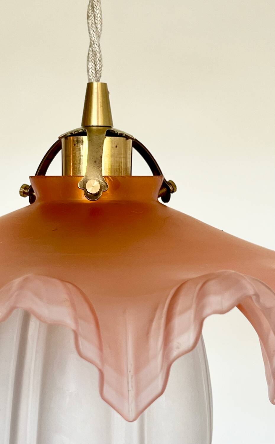 Paire de suspensions en opaline plissée et tulipes à motifs Art déco