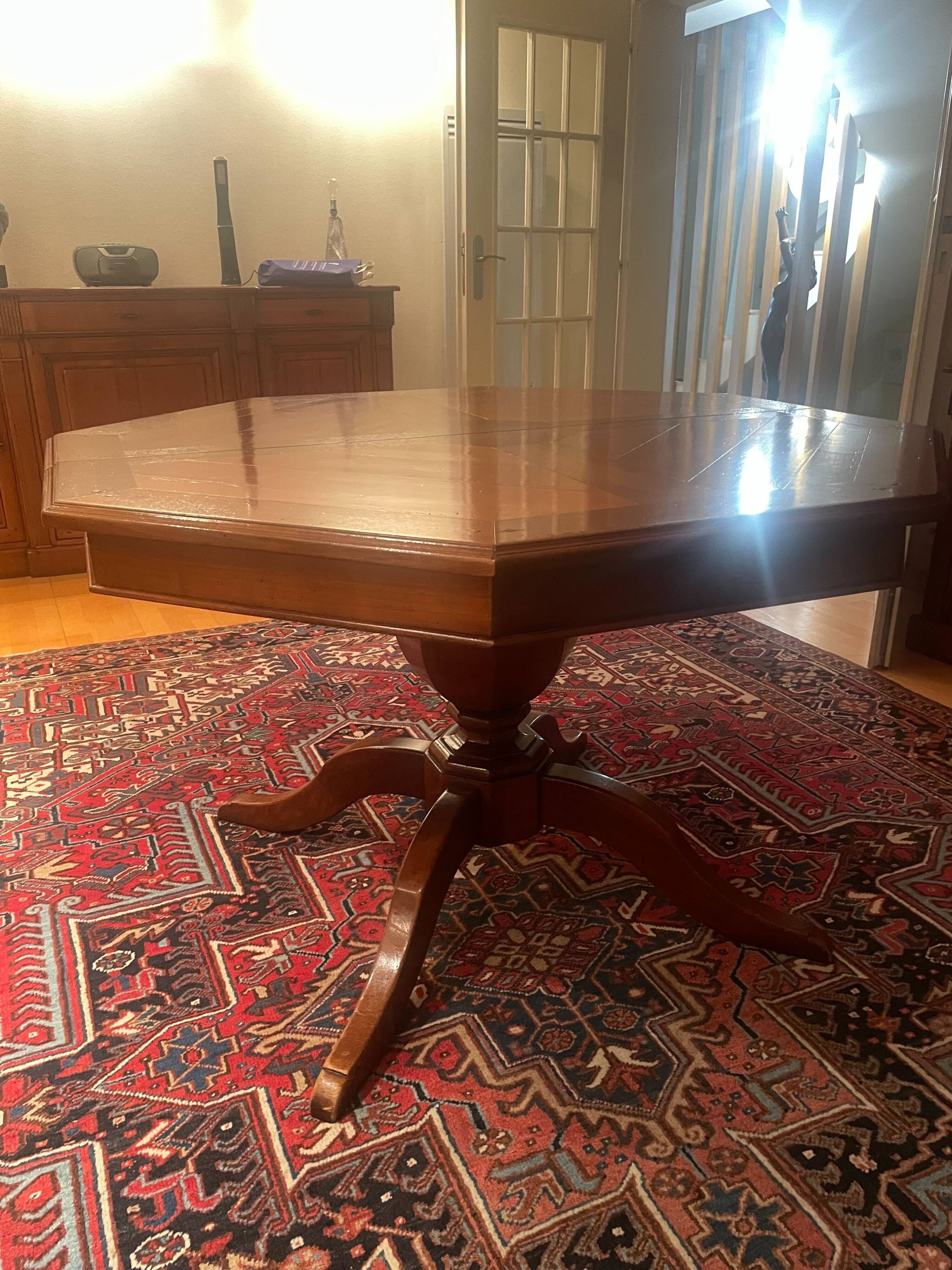 Solid wood table - classic style - very good condition