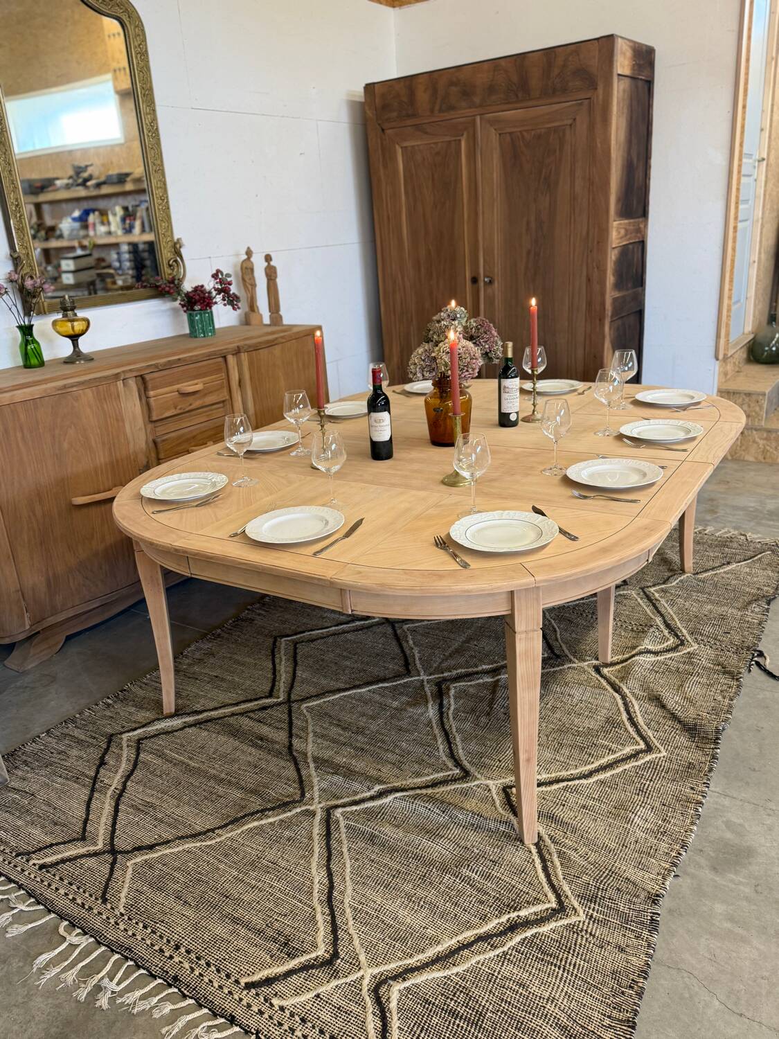 Extendable table with several options.