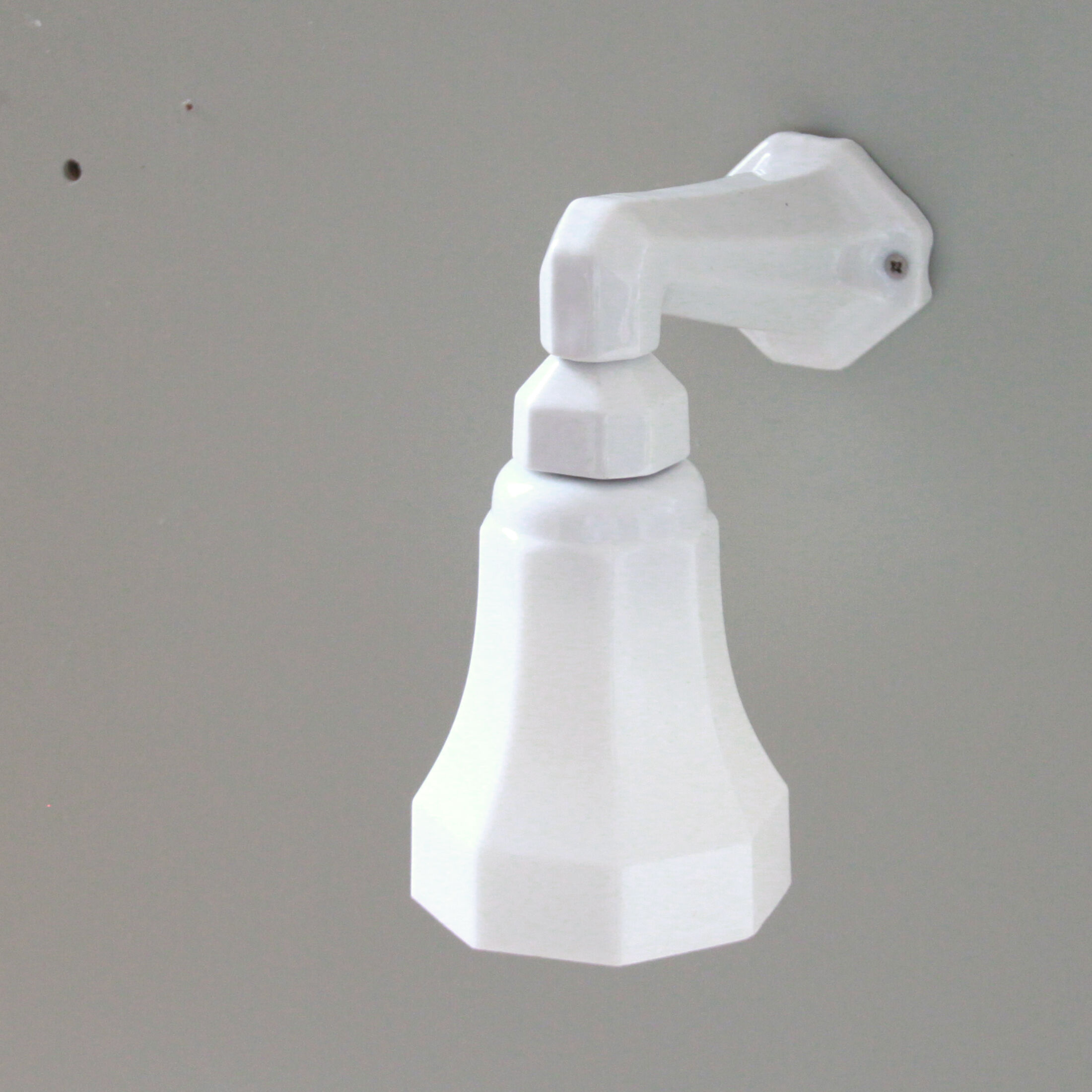 Applique murale col de cygne porcelaine céramique tulipe verre opaline blanche