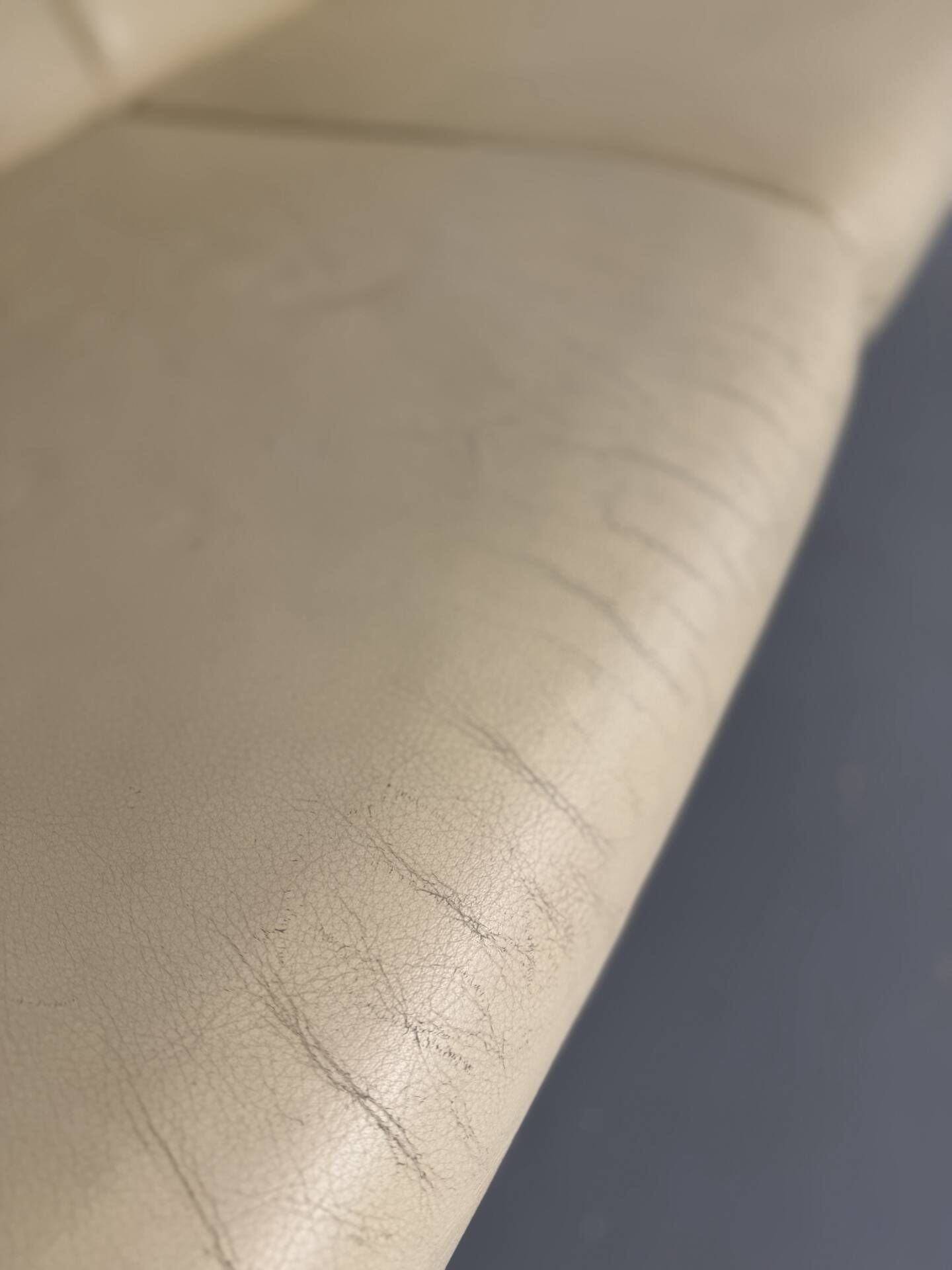 Two-seater designer sofa De Sede DS-2011 in cream leather with adjustable backrest.