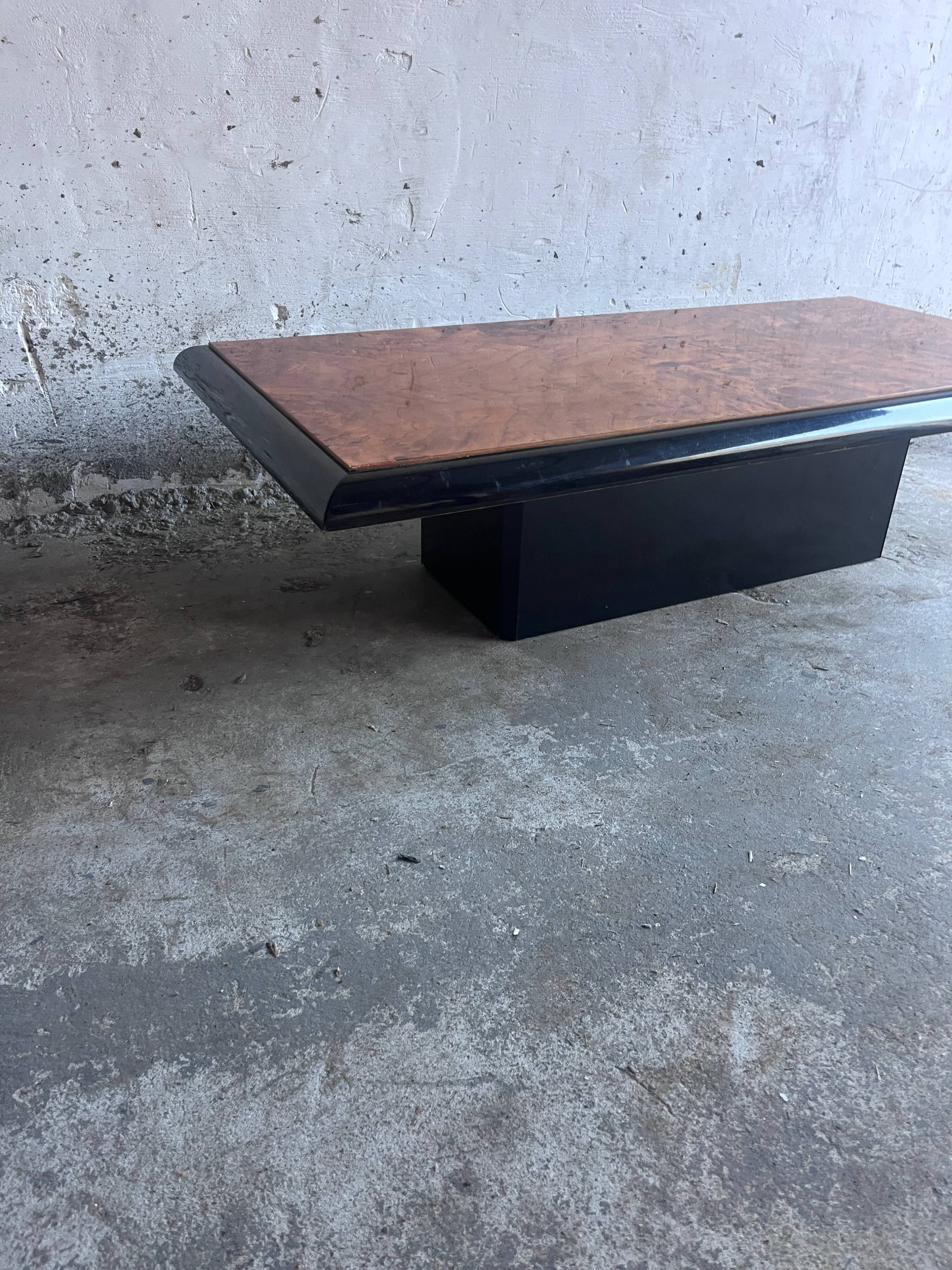 Vintage coffee table in wood burl on a black lacquered base.