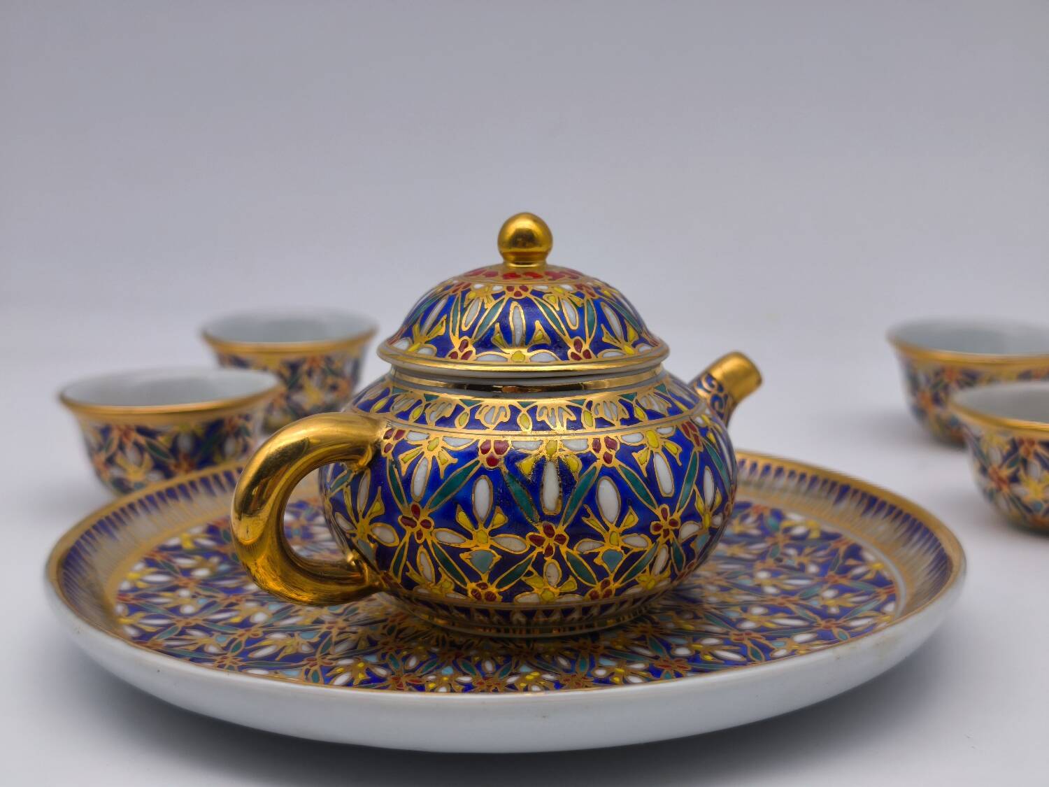 Miniature tea service in Benjarong style – Hand-painted porcelain