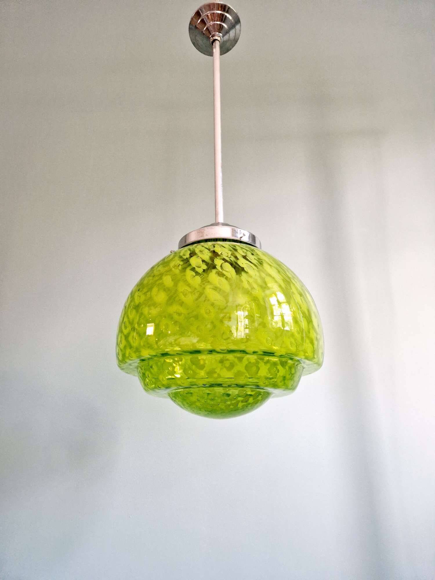 Grande suspension en vert moucheté vert et blanc, mid-century