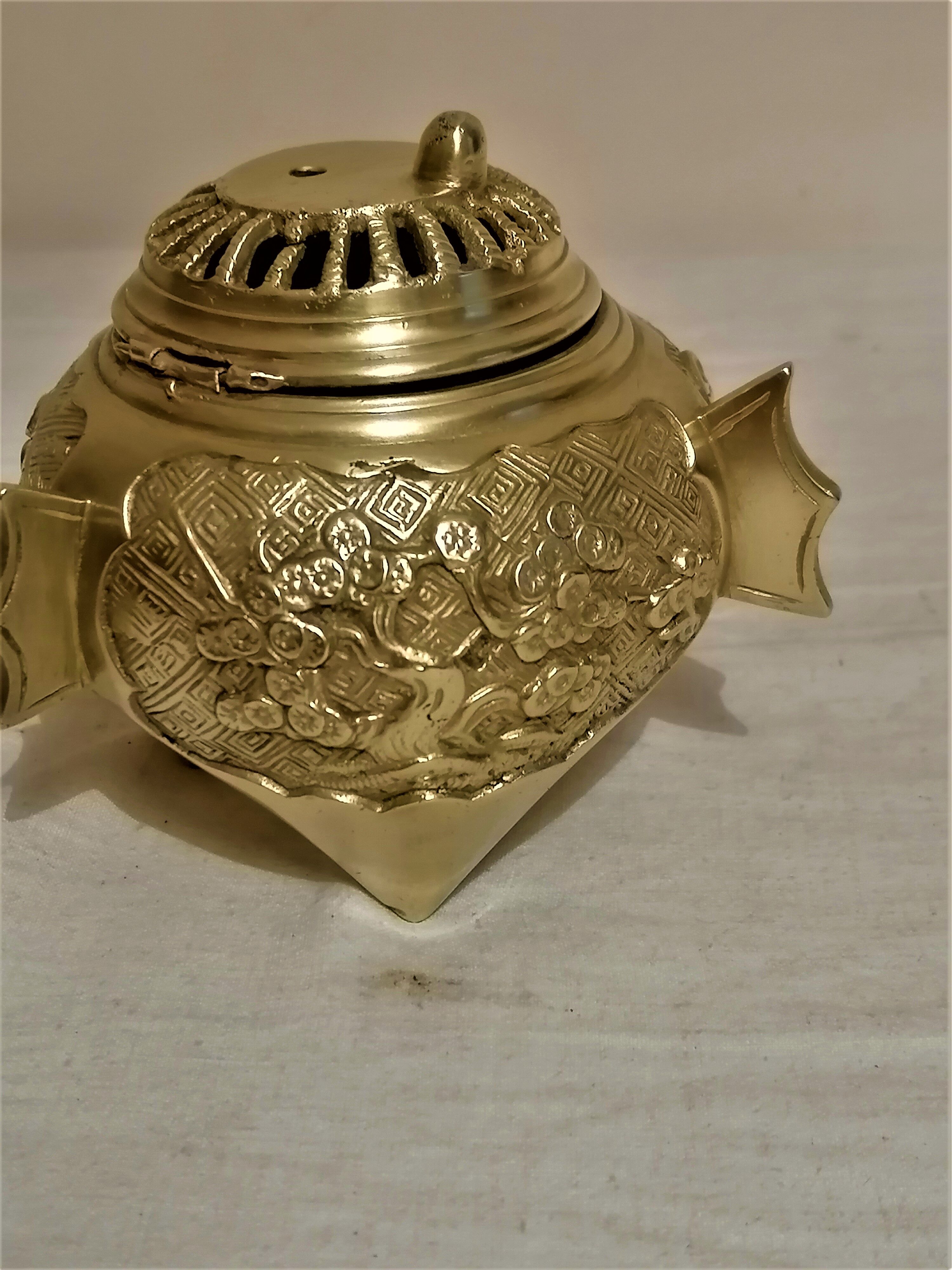 Covered pot, burns perfume, Chinese incense in bonze