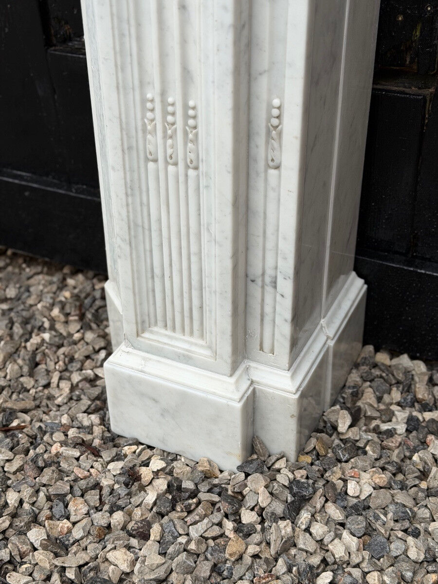 Cheminée de style Louis XVI en marbre blanc de Carrare vers 1880