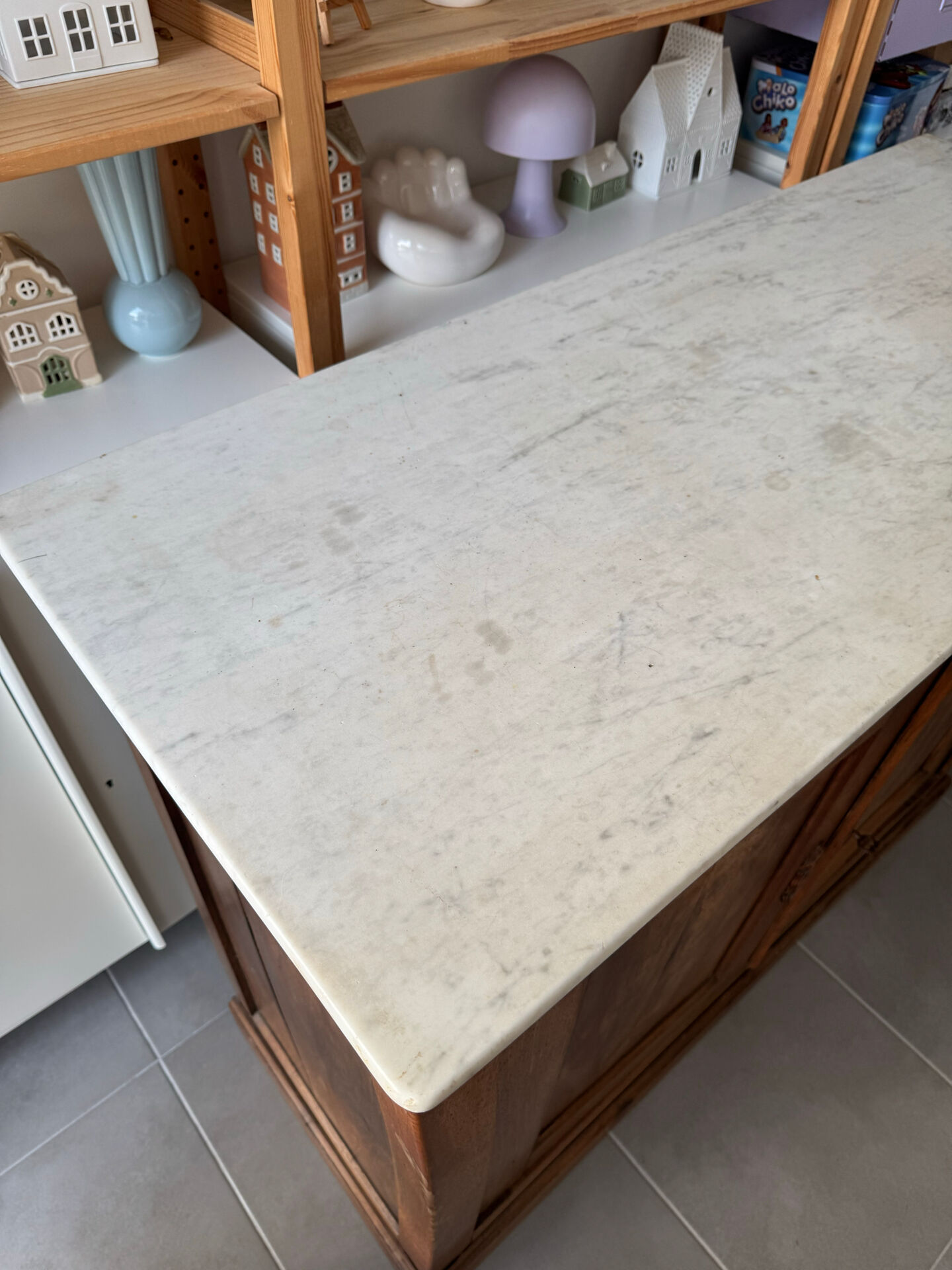 Buffet ancien avec plateau en marbre