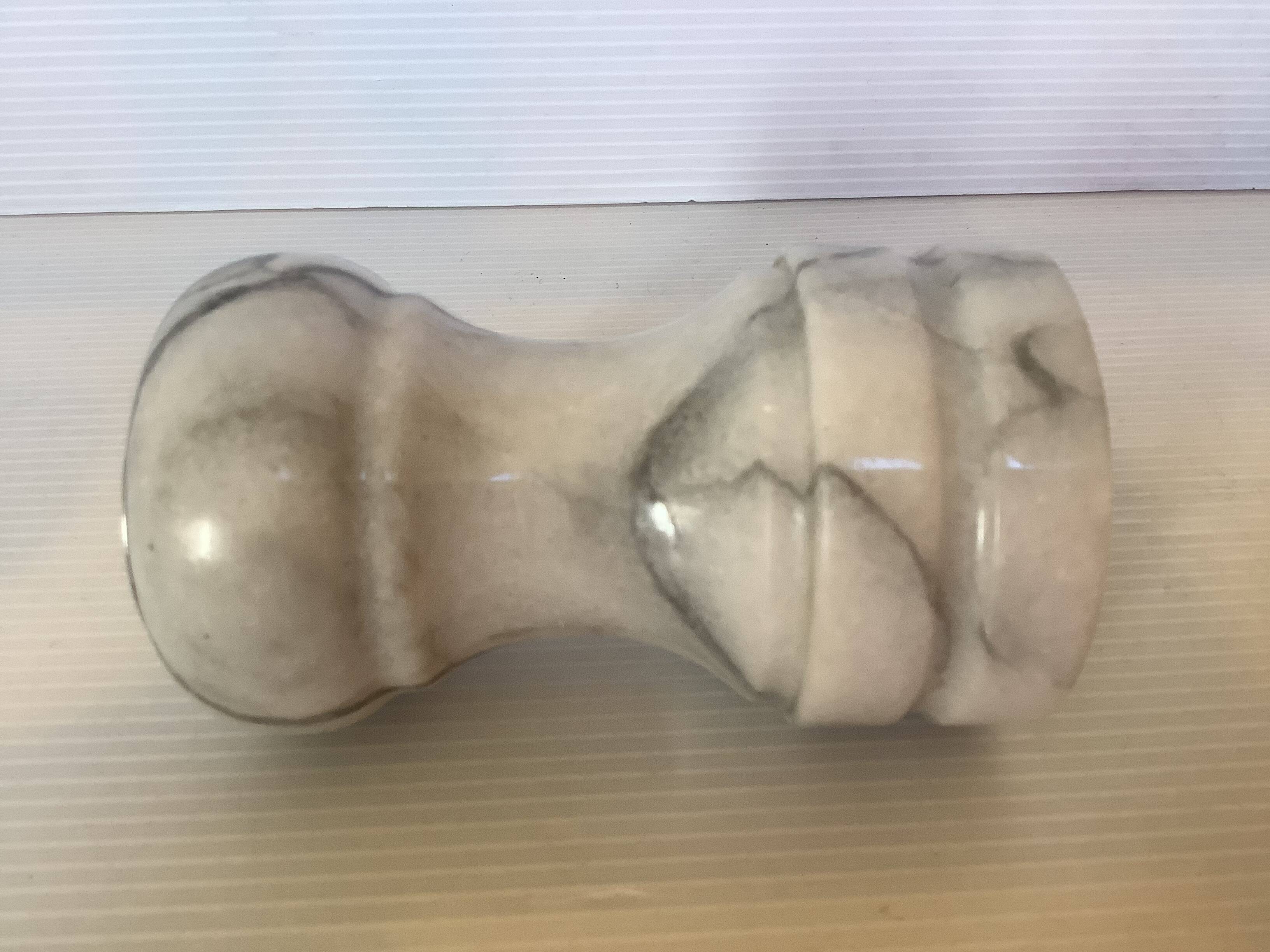 Salière en marbre blanc gris