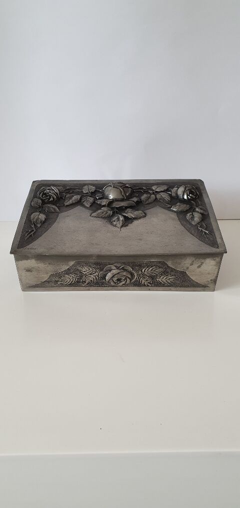 Tin box signed Vittese