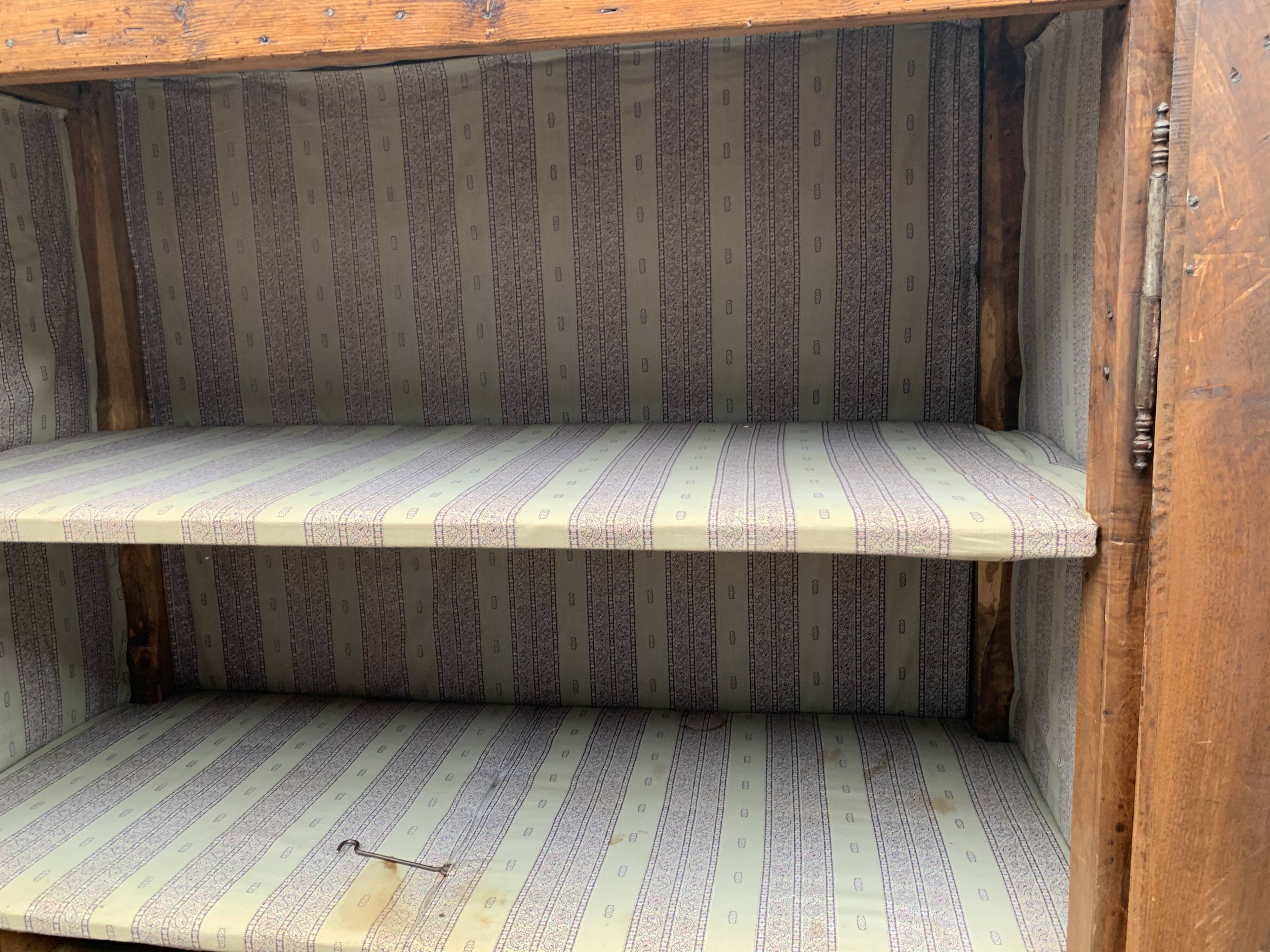 Armoire lingère de village en campagne