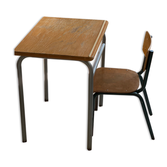 Bureau et chaise d’écolier