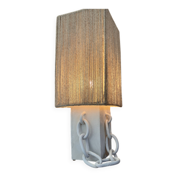 Lampe à poser en céramique avec chaîne décorative et abat jour cordage