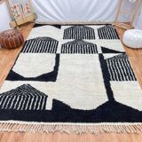 Handmade Moroccan Berber rug in wool, size 250 x 250 cm.