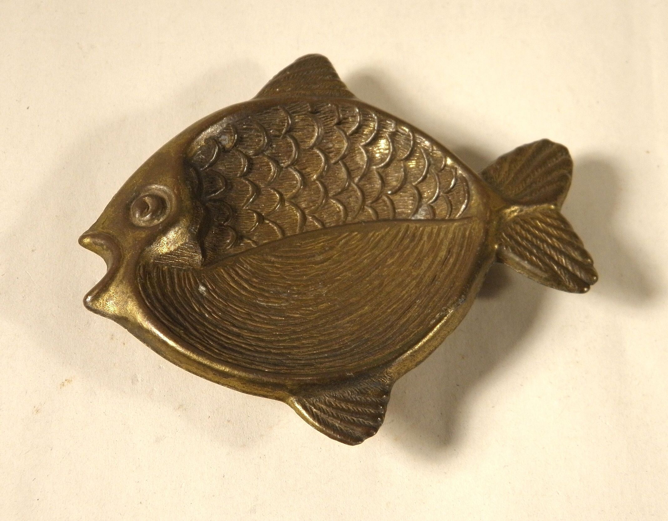 Empty pocket "fish" in golden metal