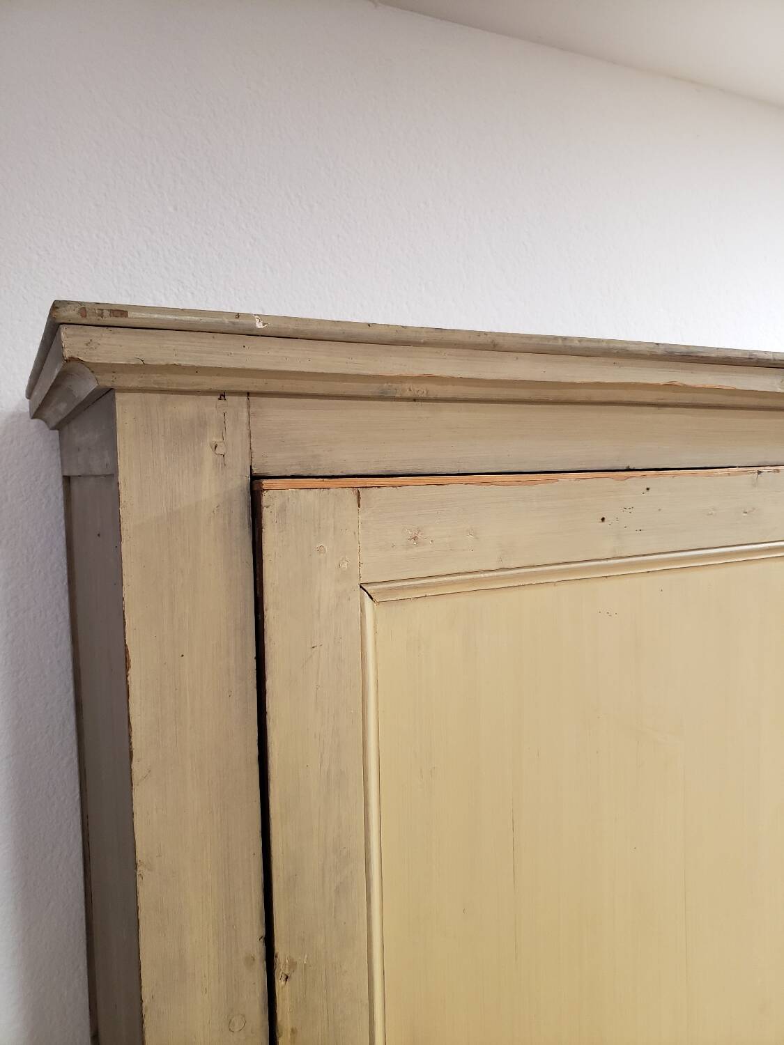Painted pine bonnetière